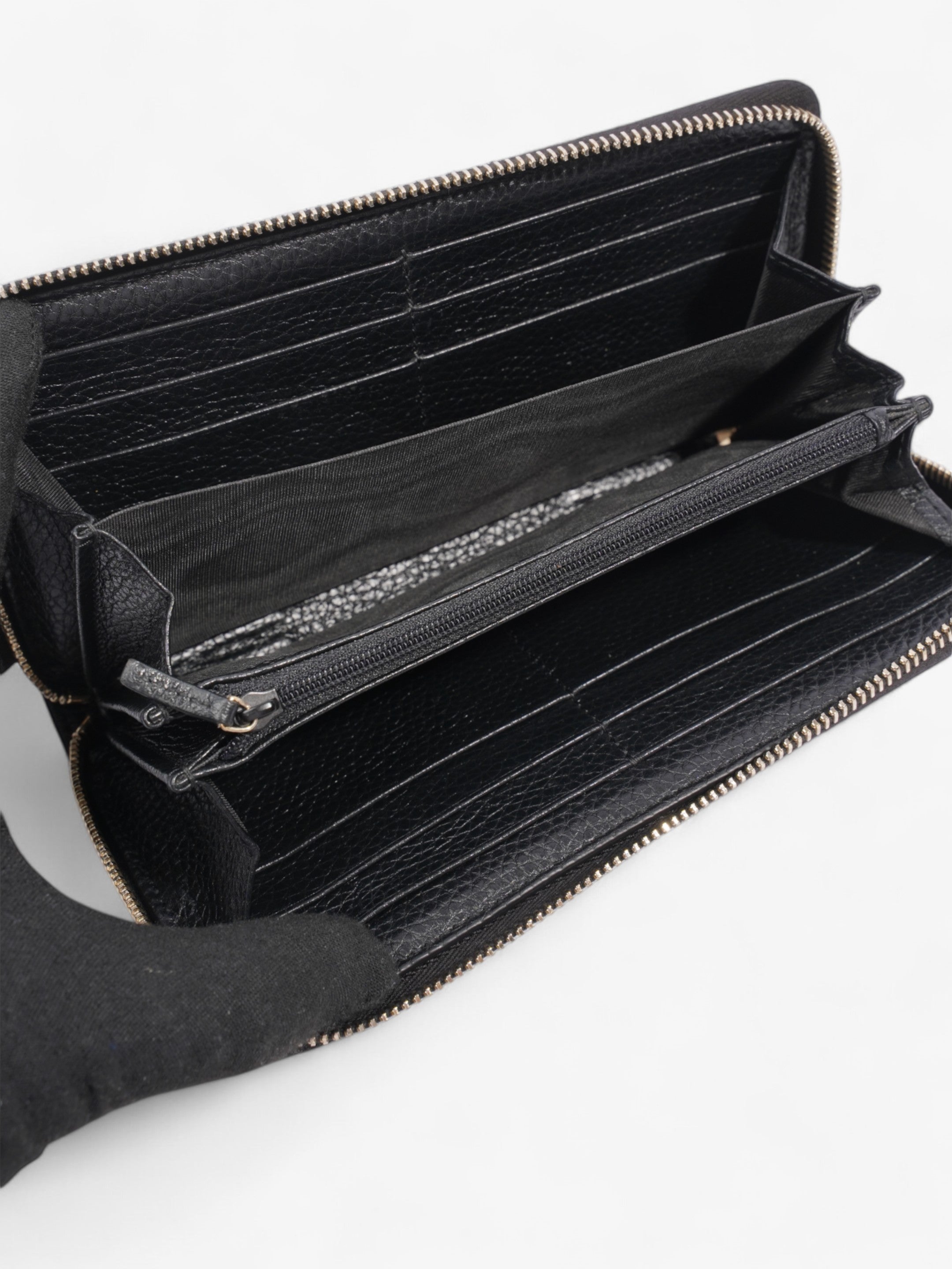 Gucci Soho Interlocking G Tassel Round Long Wallet Black / Light Gold Leather
