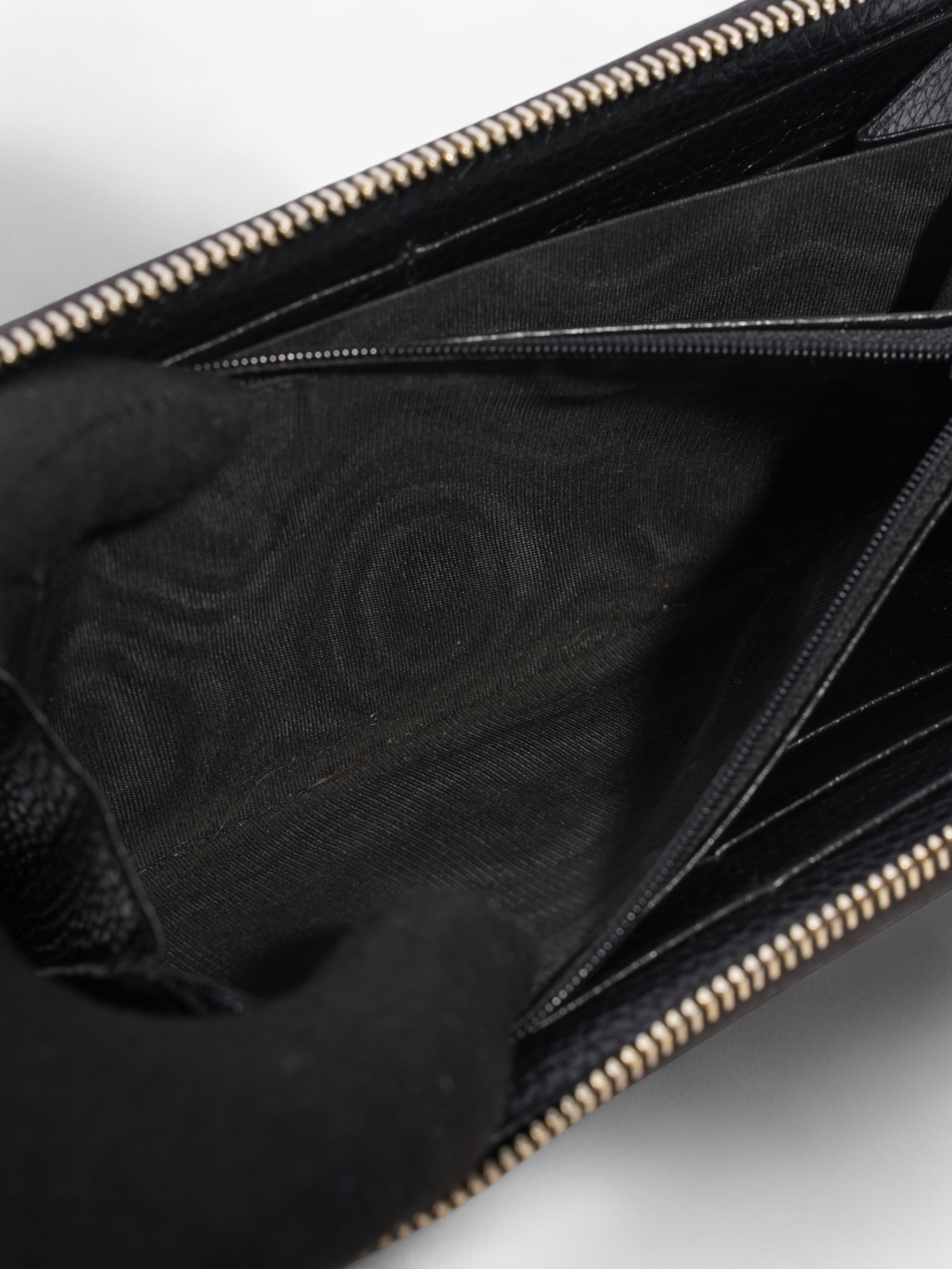 Gucci Soho Interlocking G Tassel Round Long Wallet Black / Light Gold Leather