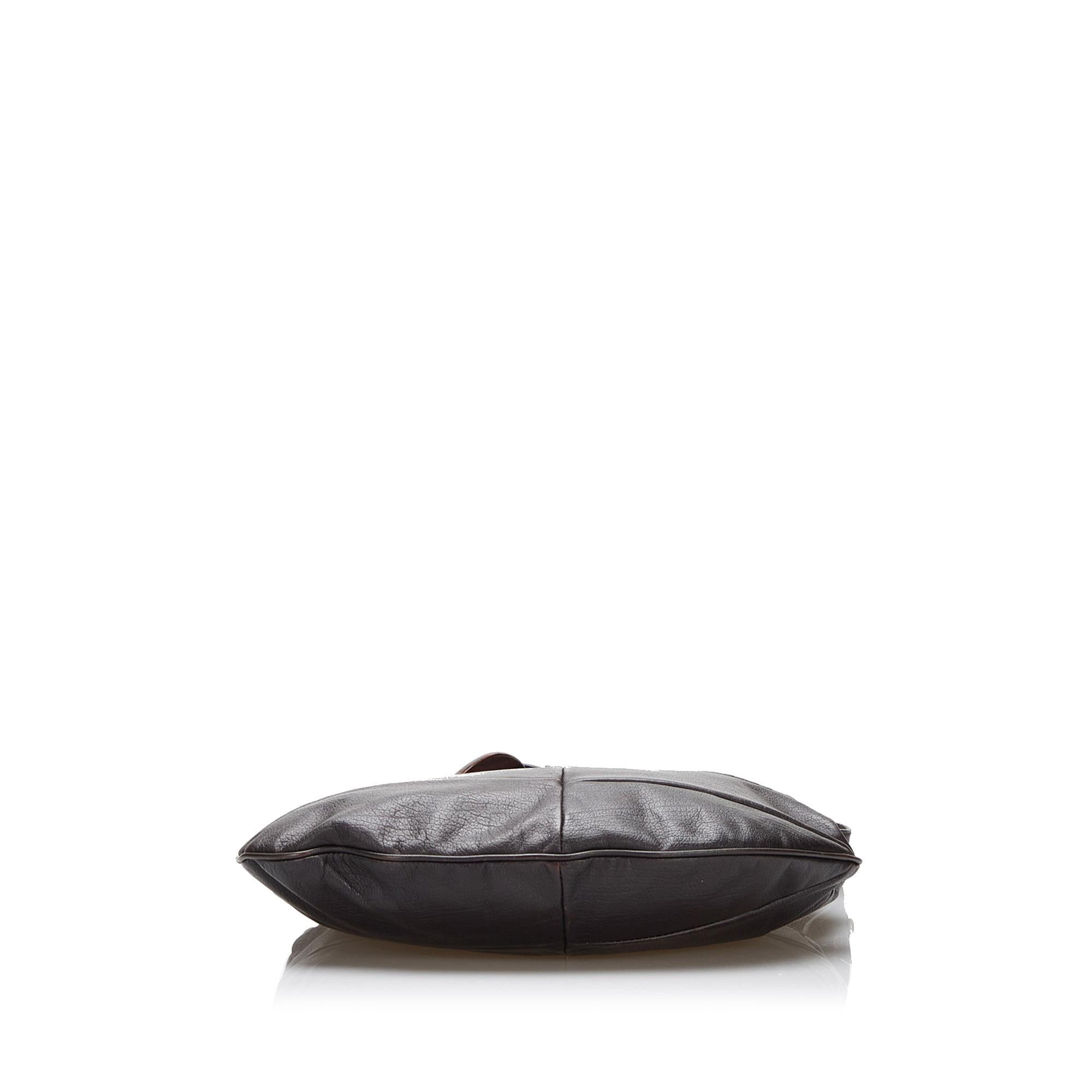 Fendi Oyster Shoulder Bag (SHG-DL89xb)