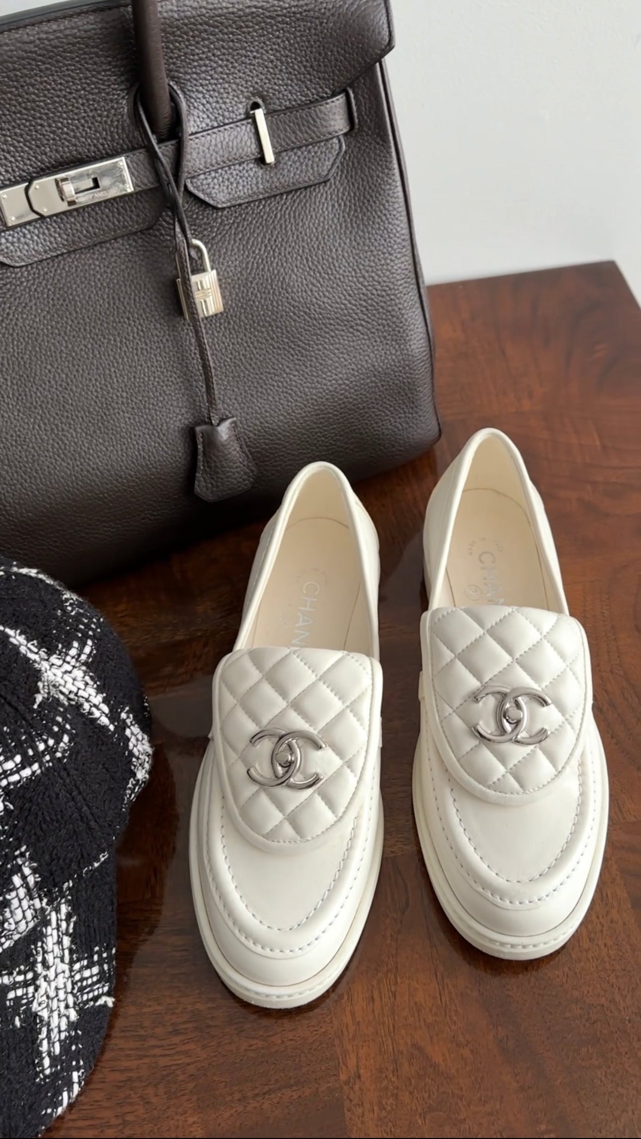 Chanel 22P White Leather Quilted CC Turnlock Loafers - 37