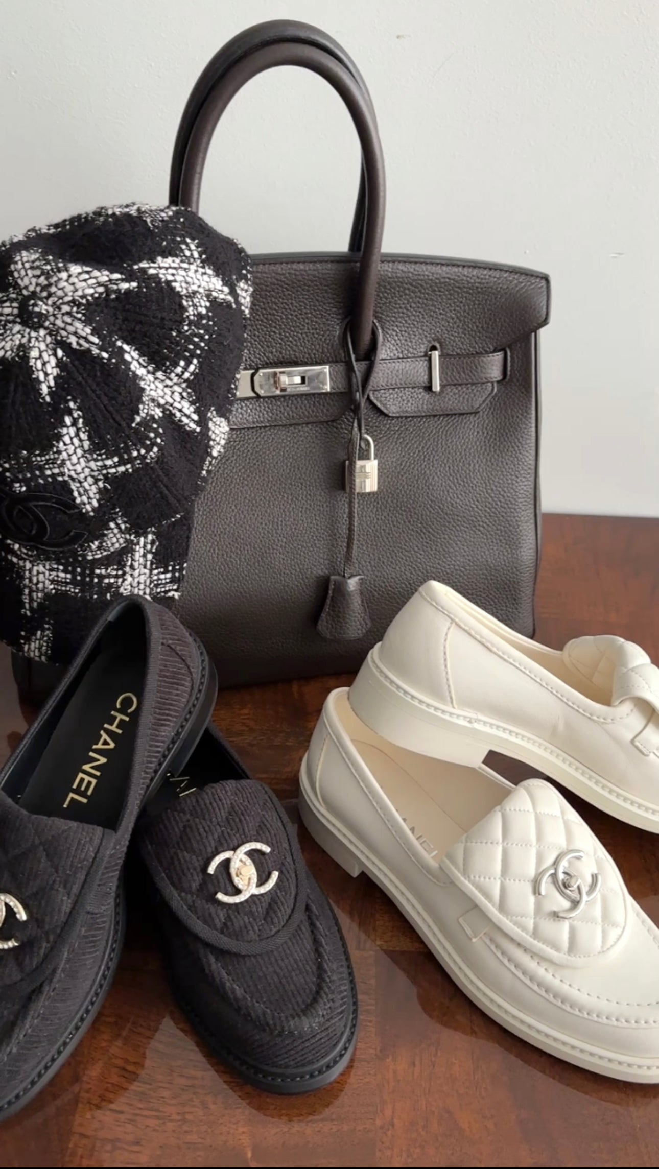 Chanel 22P White Leather Quilted CC Turnlock Loafers - 37