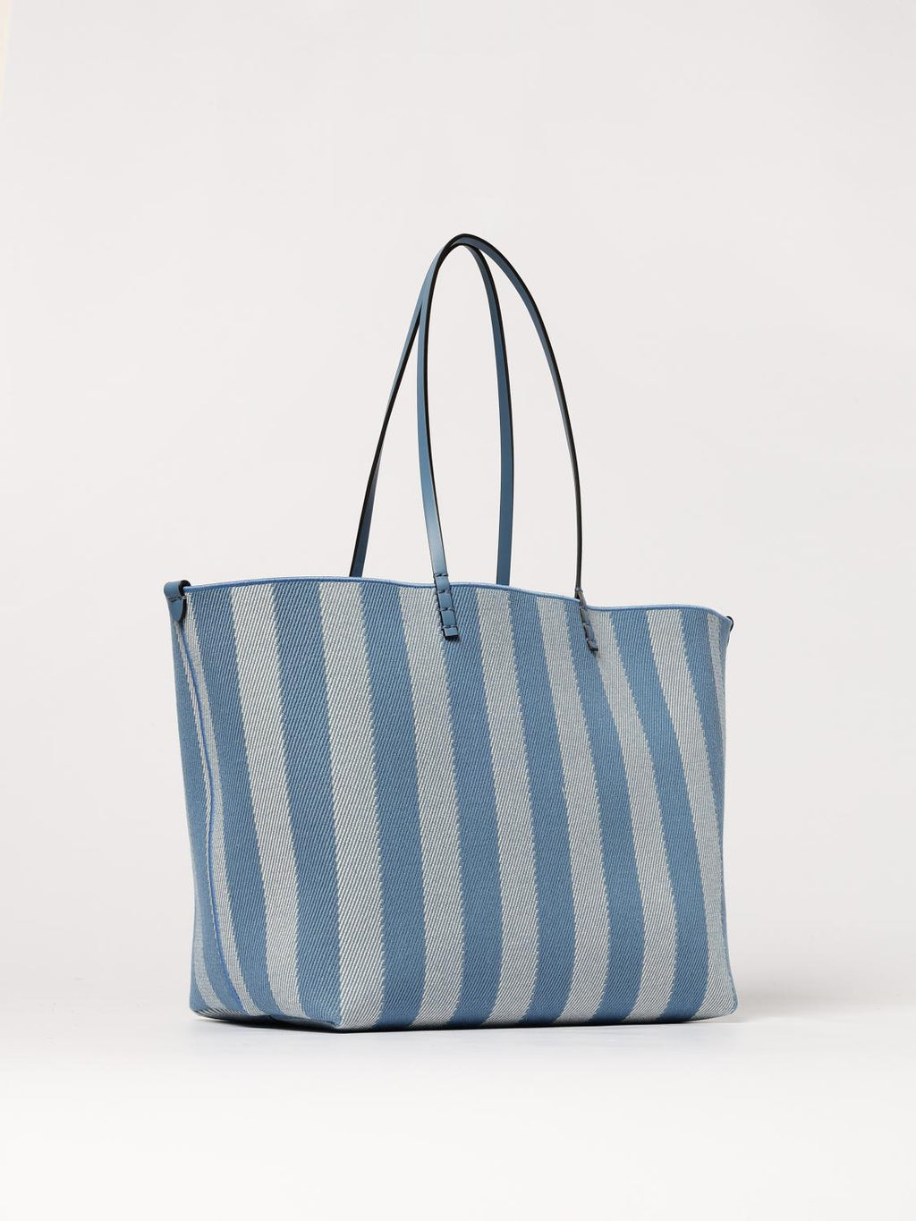 woman's tote bags