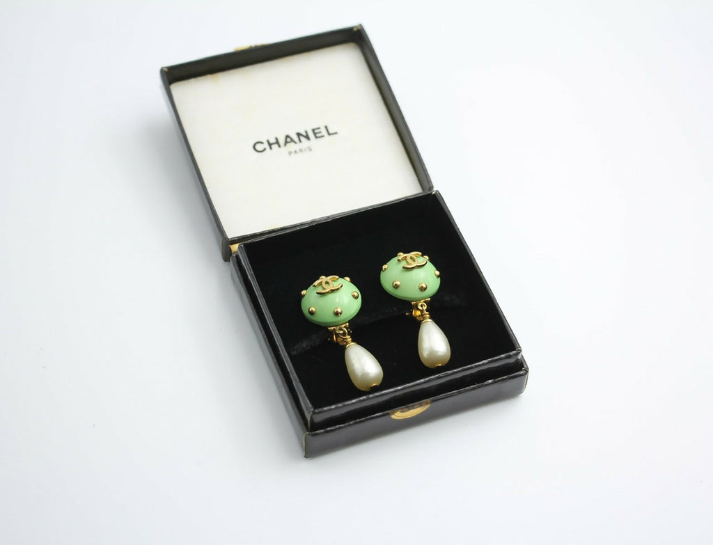 Chanel Vintage 96C Resin Green Dot Imitation Pearl Dangle Clip-on Earrings
