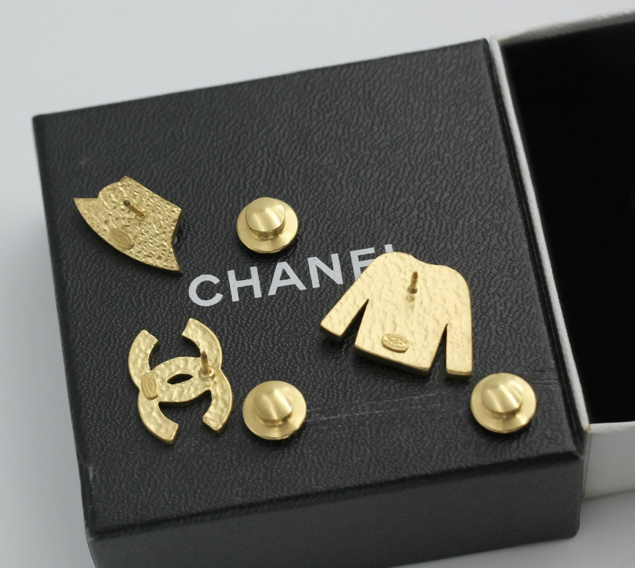 Chanel Vintage 02A Enamel Three-piece Hat Clothing CC Brooch