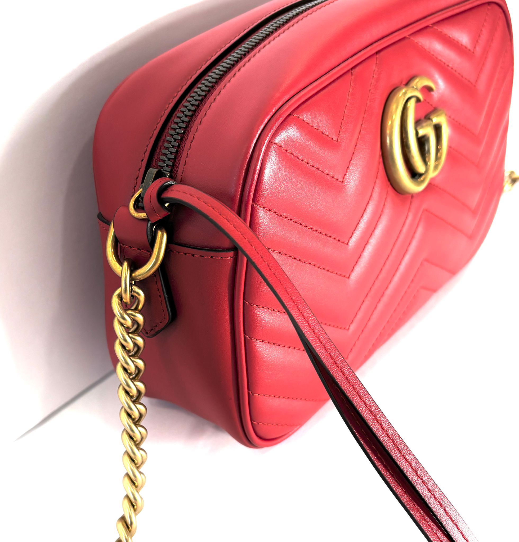 GUCCI GG MARMONT SMALL MATELASSÉ CALFSKIN LEATHER CAMERA BAG