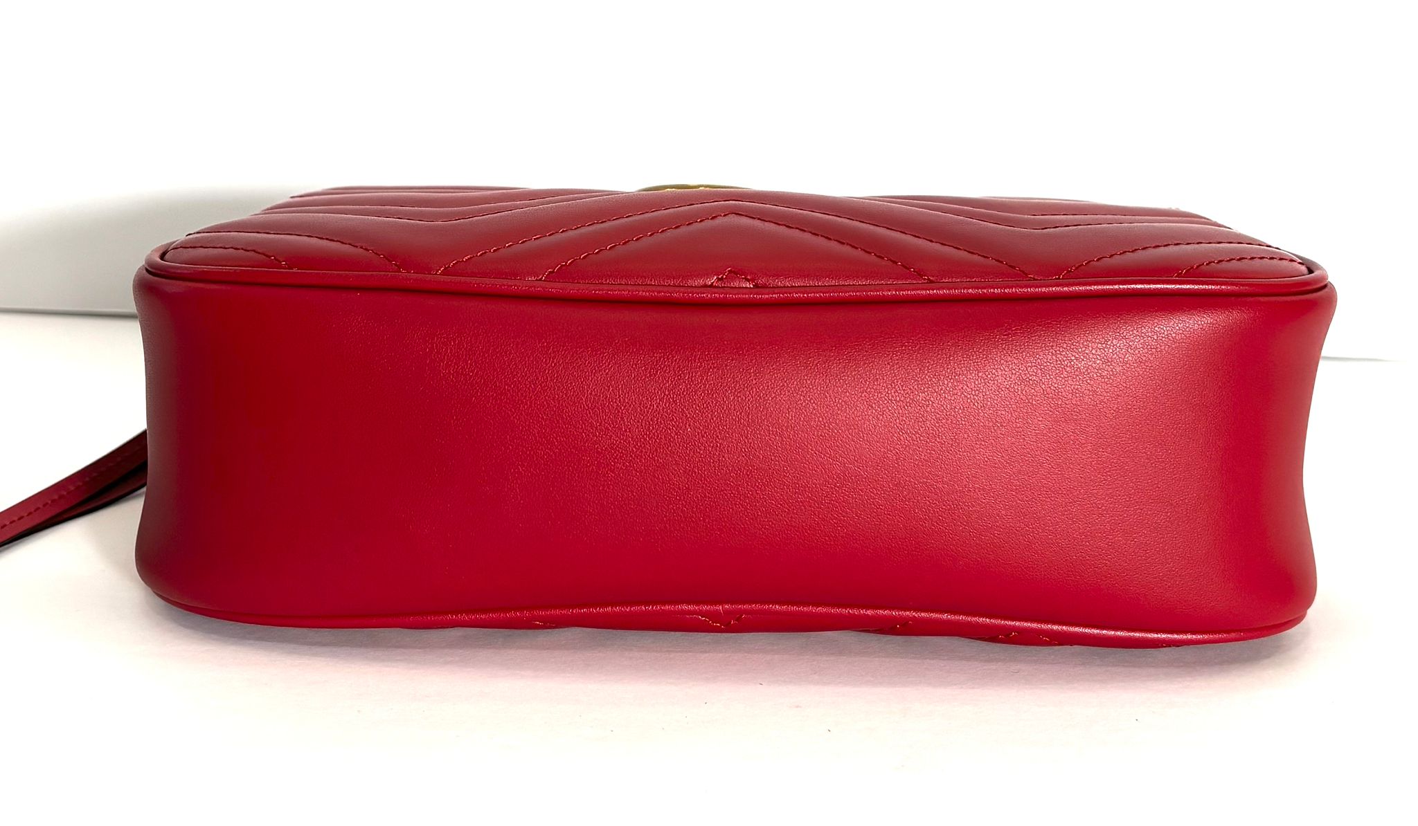 GUCCI GG MARMONT SMALL MATELASSÉ CALFSKIN LEATHER CAMERA BAG