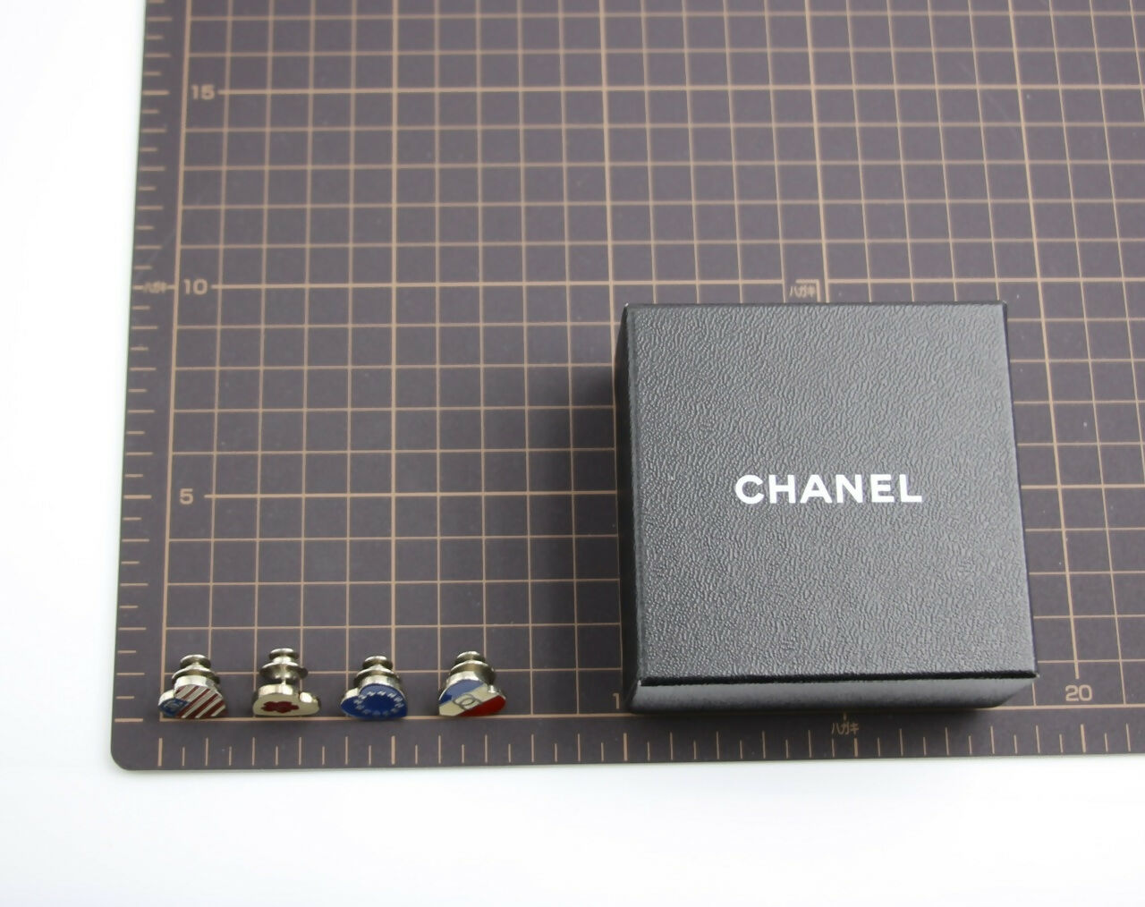 Chanel Vintage 03A Metal American Style Heart Brooch