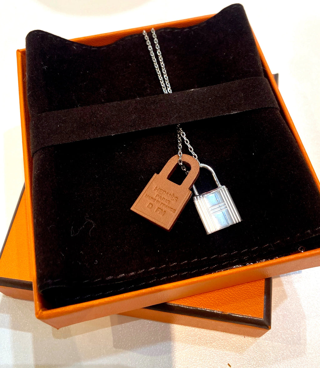 HERMÈS SWIFT O'KELLY PALLADIUM PLATED PENDANT NECKLACE