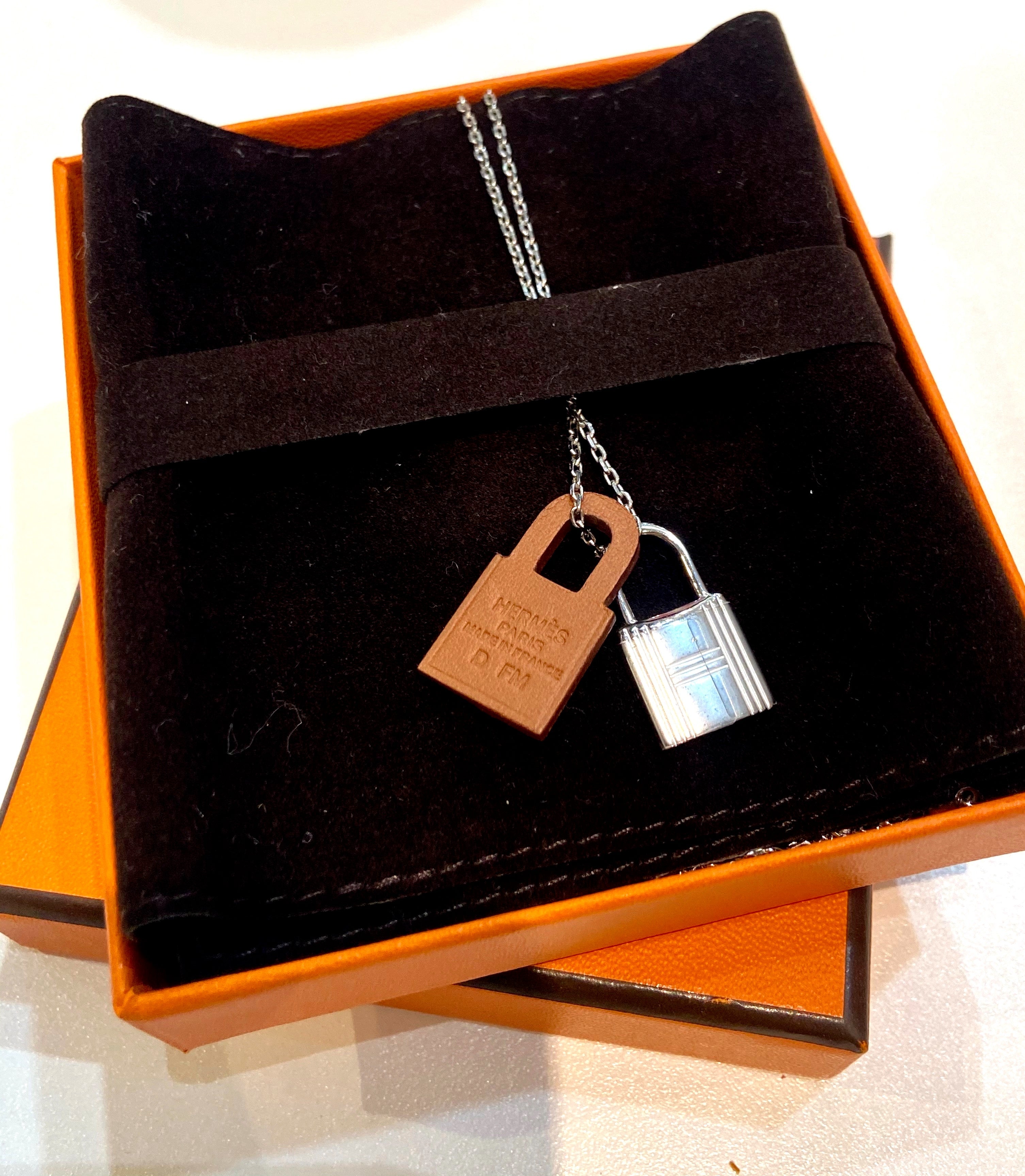 HERMÈS SWIFT O'KELLY PALLADIUM PLATED PENDANT NECKLACE