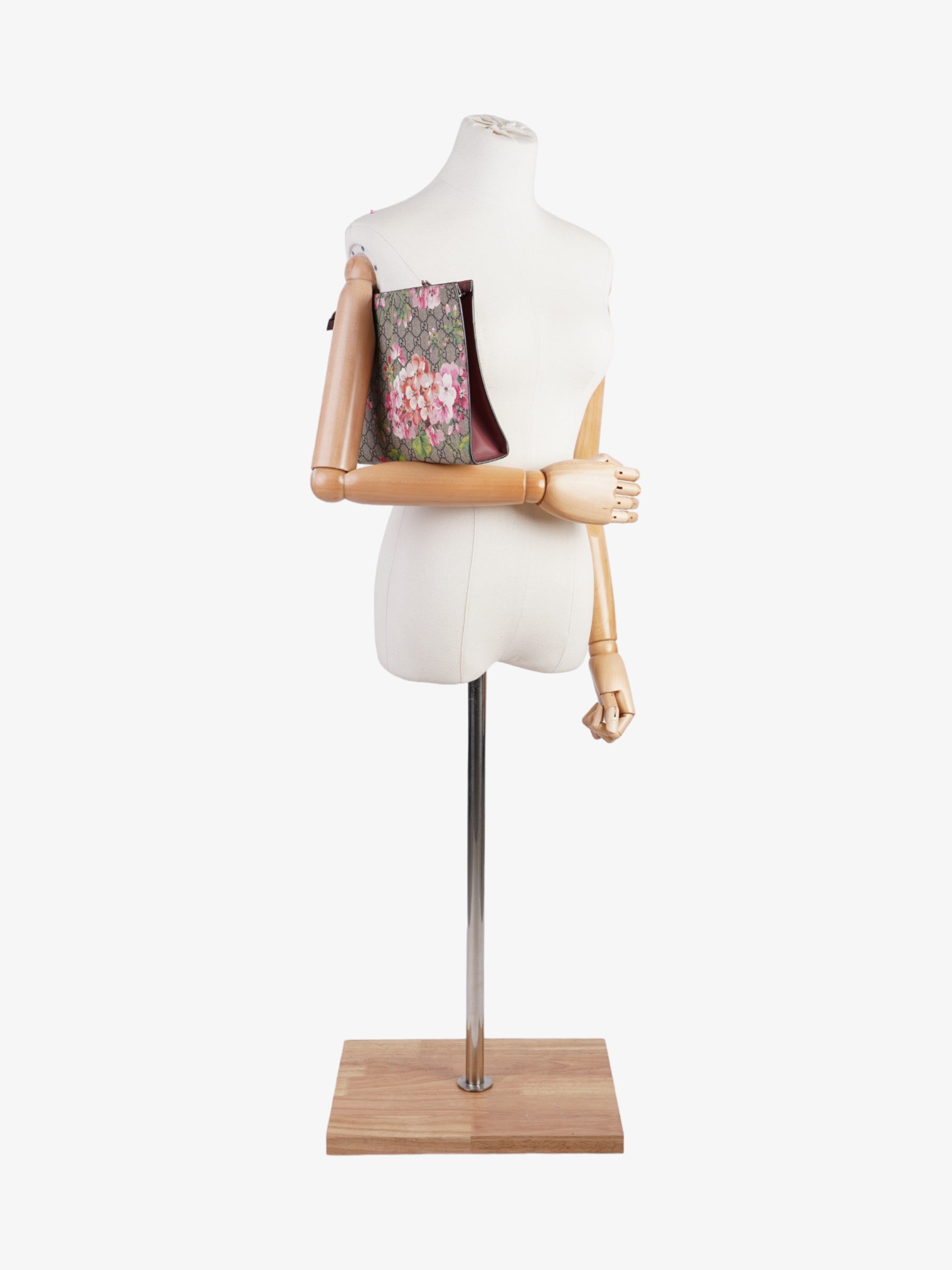 Gucci Blooms Clutch GG Supreme / Bloom Coated Canvas