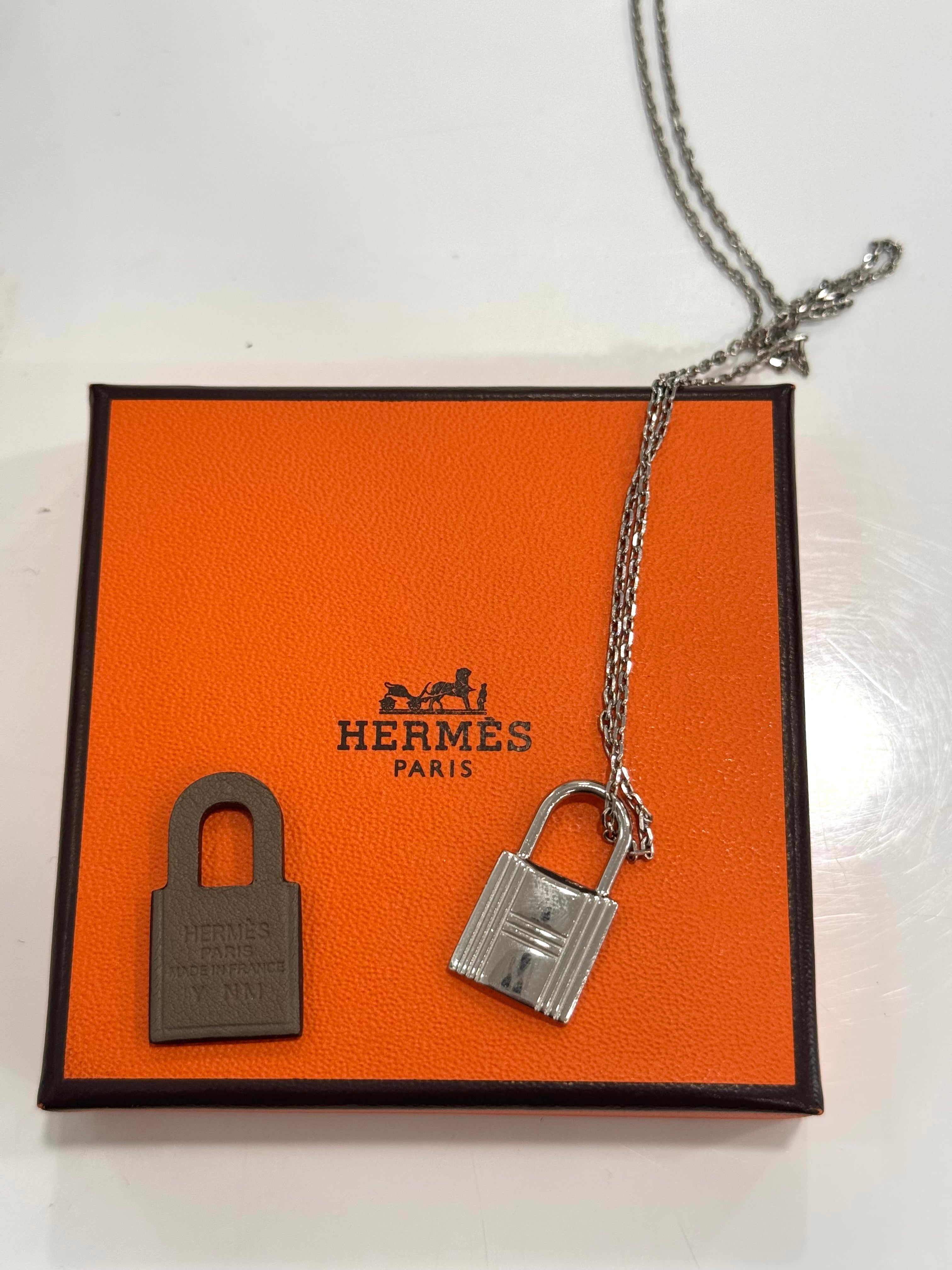 HERMÈS SWIFT O'KELLY PALLADIUM PLATED PENDANT NECKLACE
