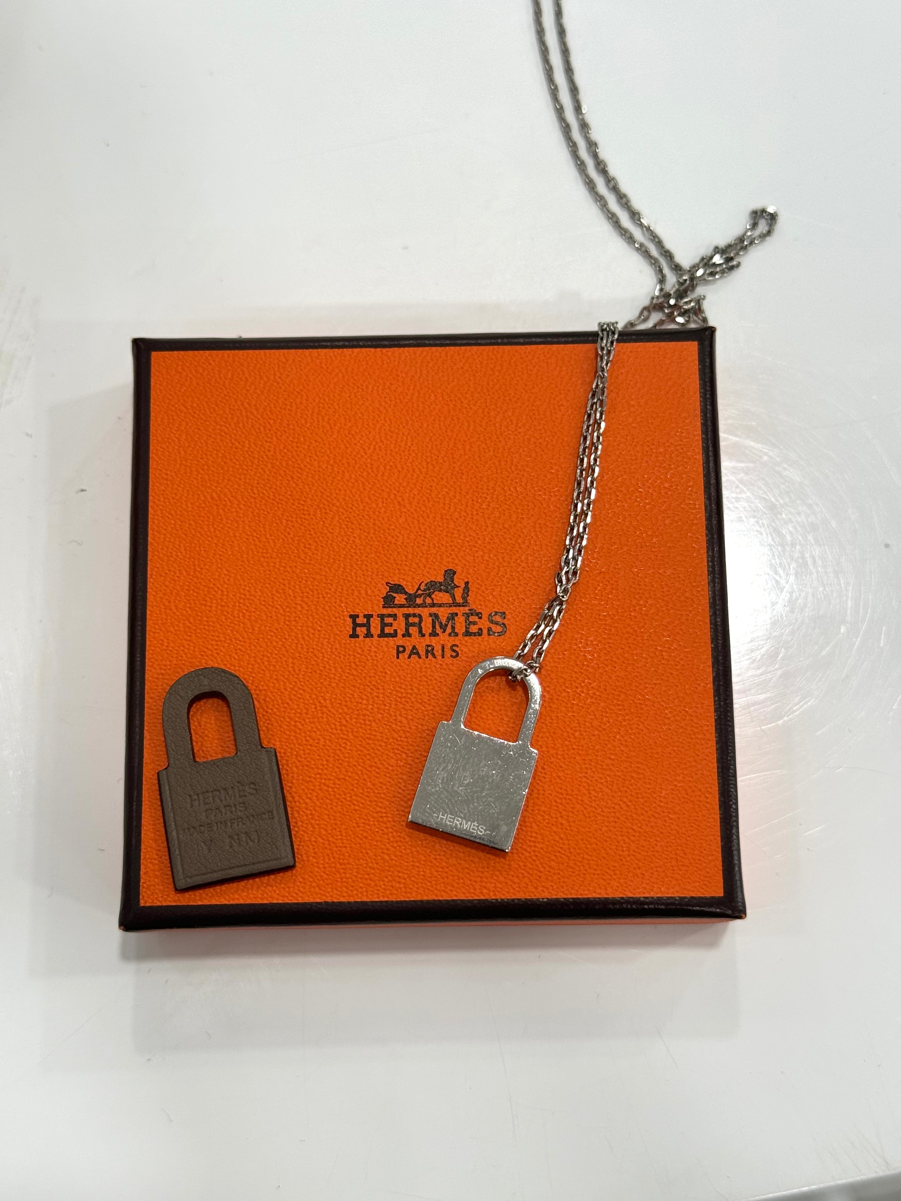 HERMÈS SWIFT O'KELLY PALLADIUM PLATED PENDANT NECKLACE