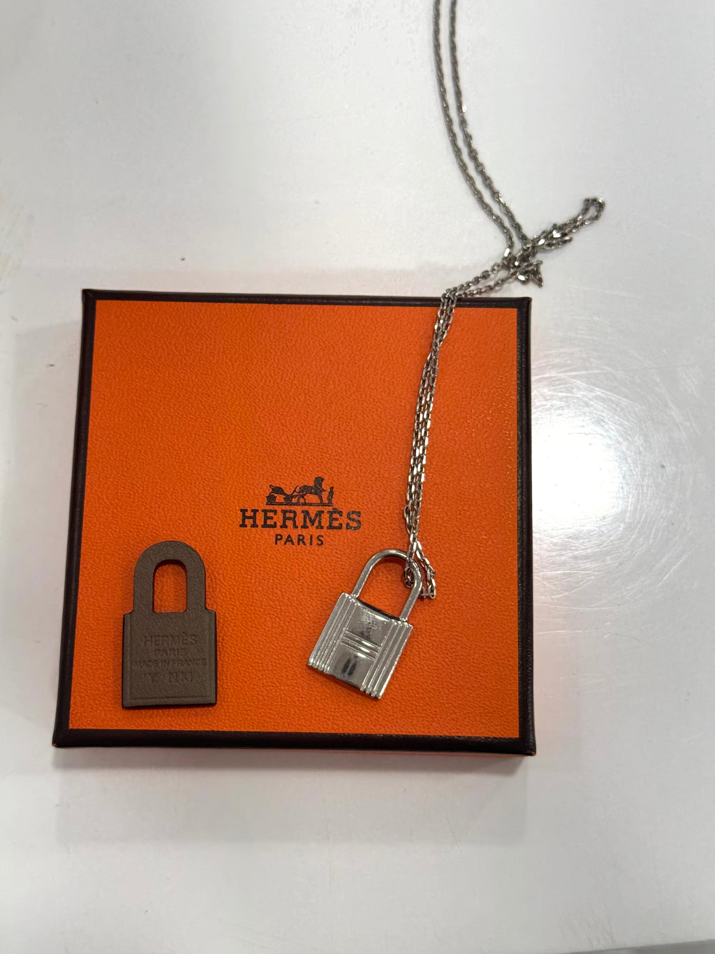 HERMÈS SWIFT O'KELLY PALLADIUM PLATED PENDANT NECKLACE