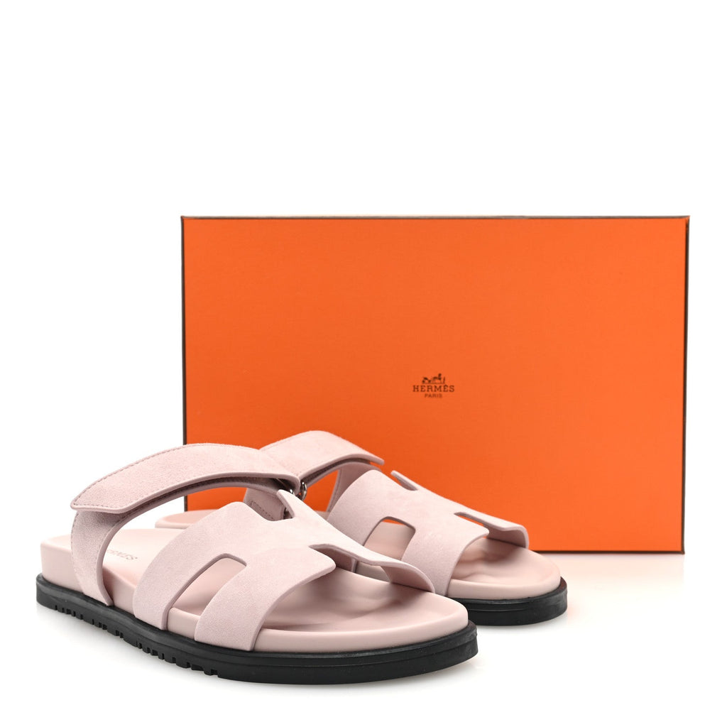 HERMÈS CHYPRE SUEDE ROSE PORCELAINE SANDALS