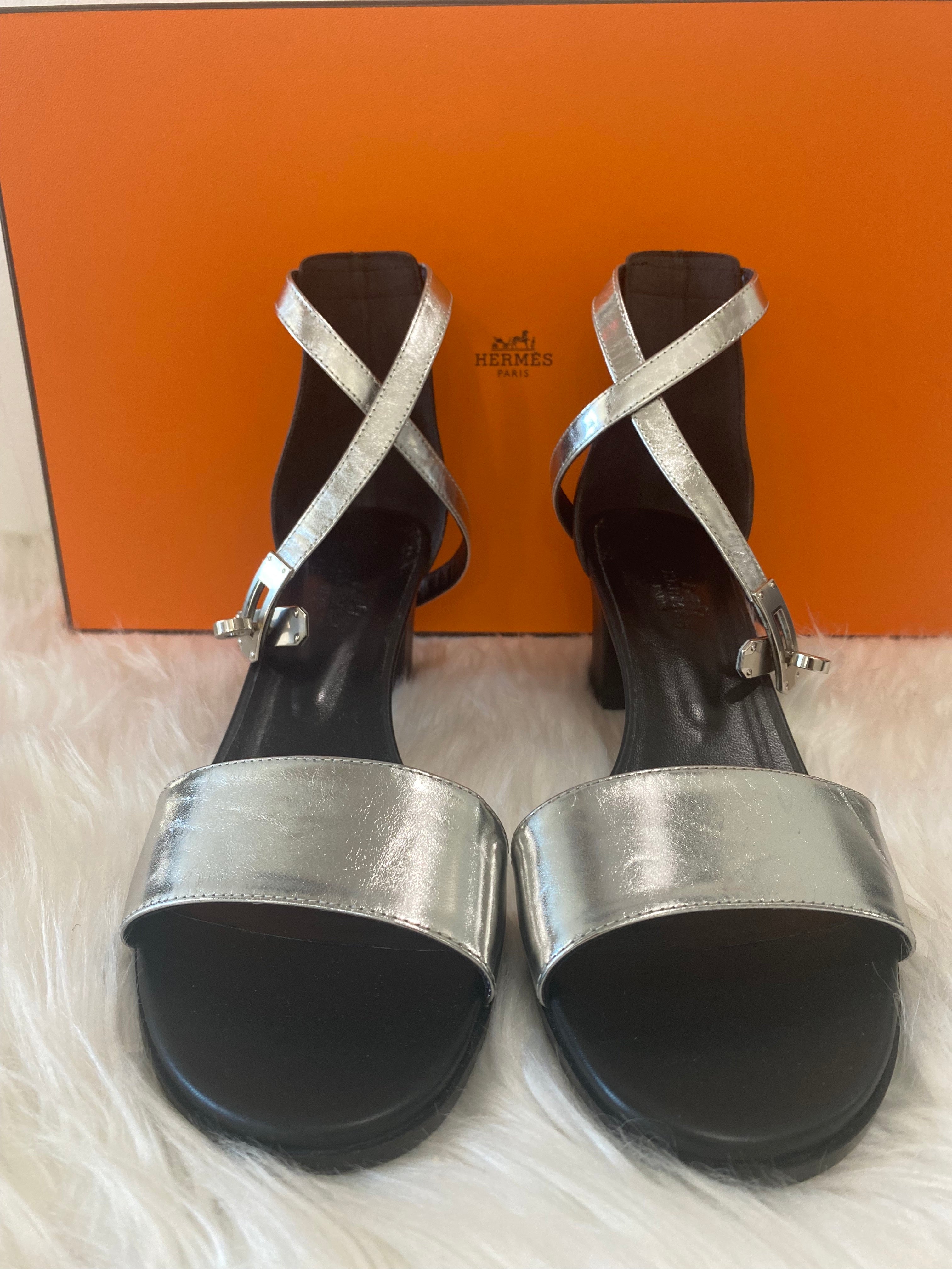HERMÈS METALLIC SILVER LEATHER MANEGE ANKLE STRAP SANDALS