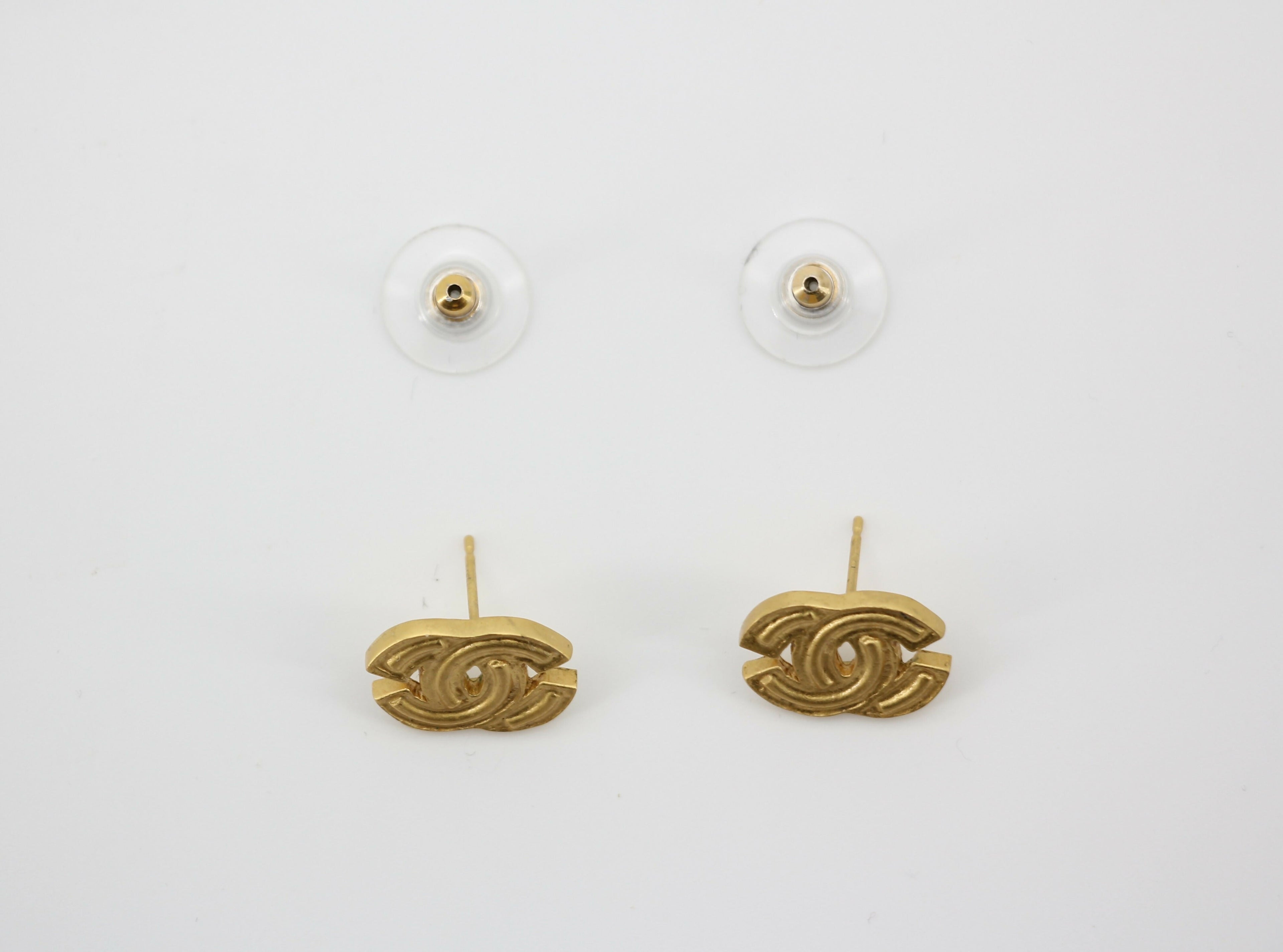 Chanel Vintage 01P Gold-plated Bright Gold CC Clip-on Earrings
