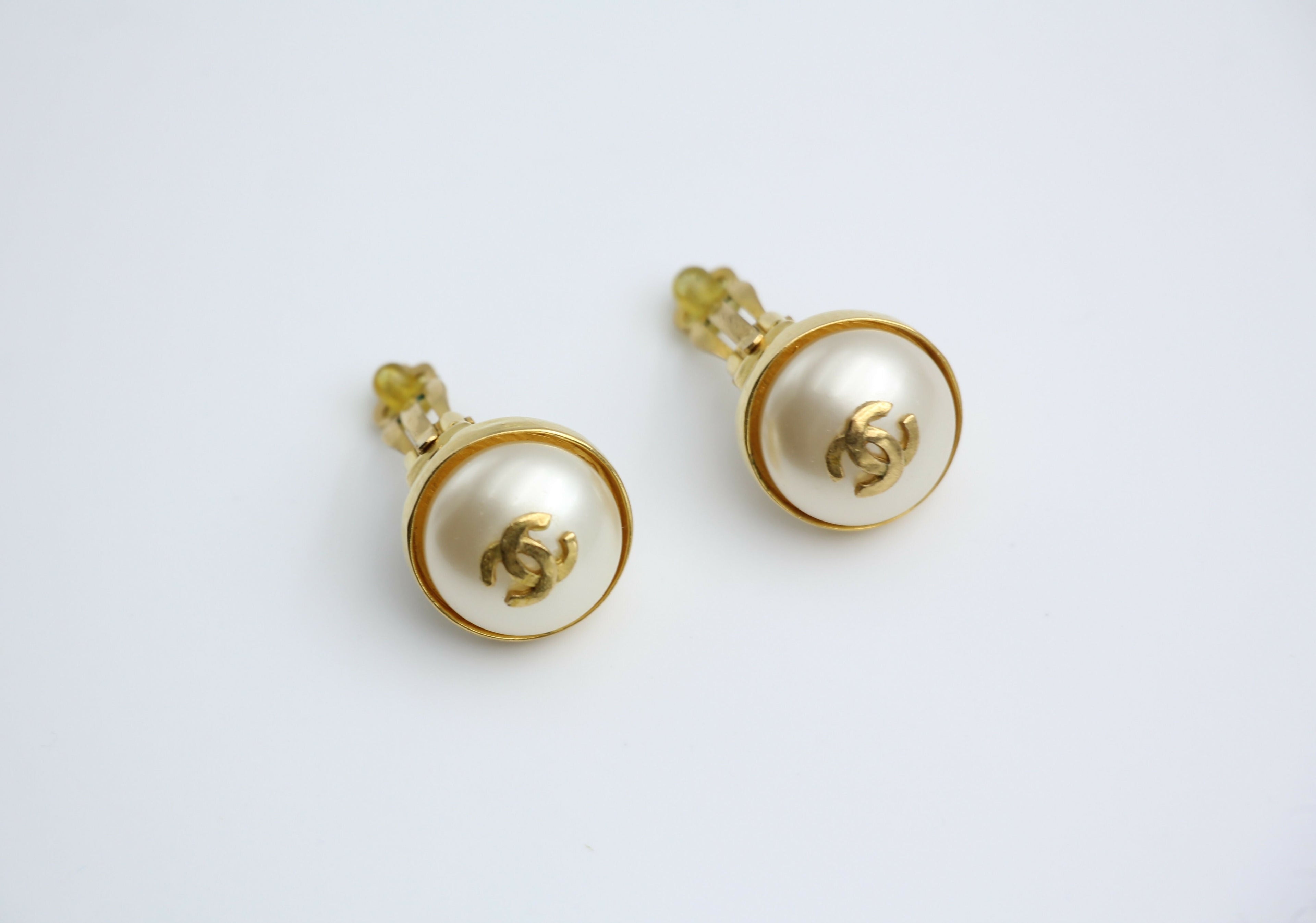 Chanel Vintage 97P Gold-plated & Imitation Pearl Gold Hoop Round Earrings