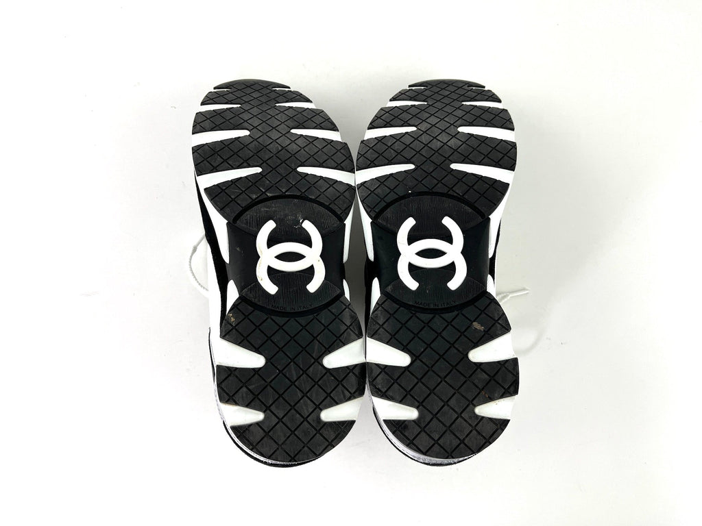 CHANEL 23C White Black Interlocking CC Sneakers 40.5