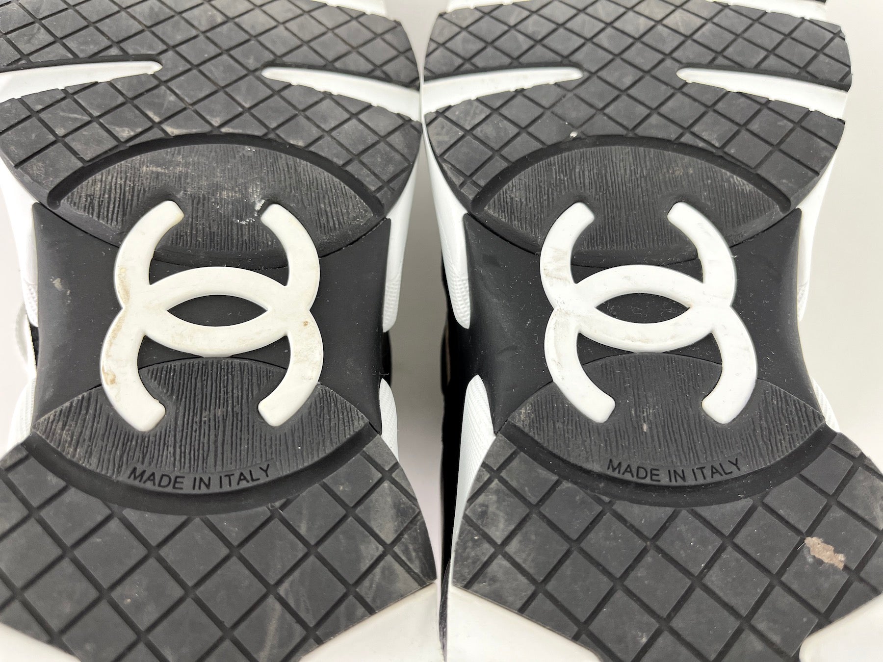CHANEL 23C White Black Interlocking CC Sneakers 40.5