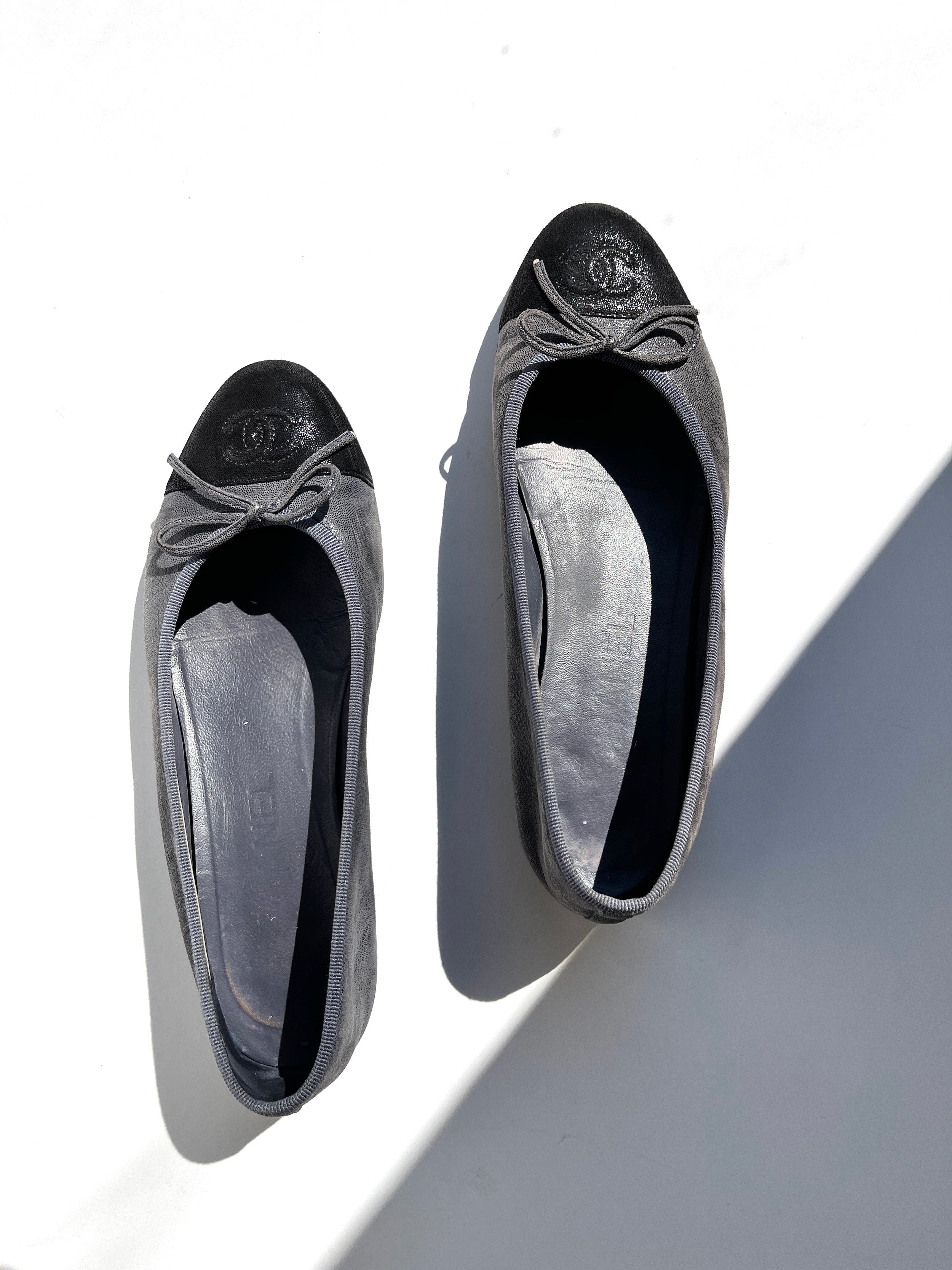 CHANEL Black Dark Gray CC Logo Ballerina Leather Flats 37, 6.5