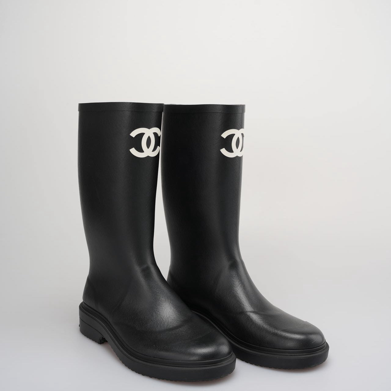 Chanel Classic Rain Boots in Black and White With CC Logo Size 39q