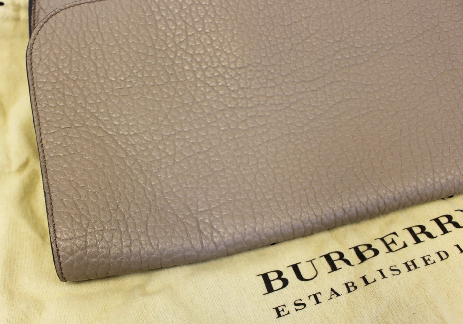 BURBERRY Heritage Sonnet Grain Leather Large Clutch