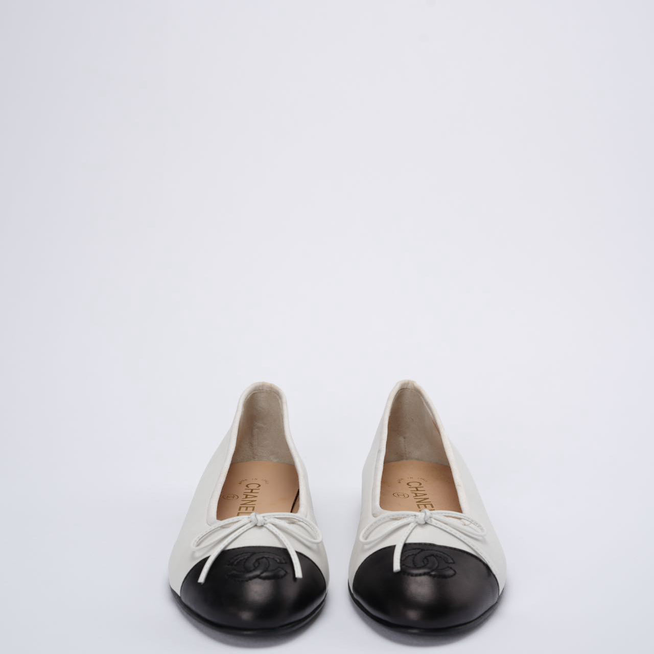 Chanel White Black Ballerinas Ballet Flats 38.5