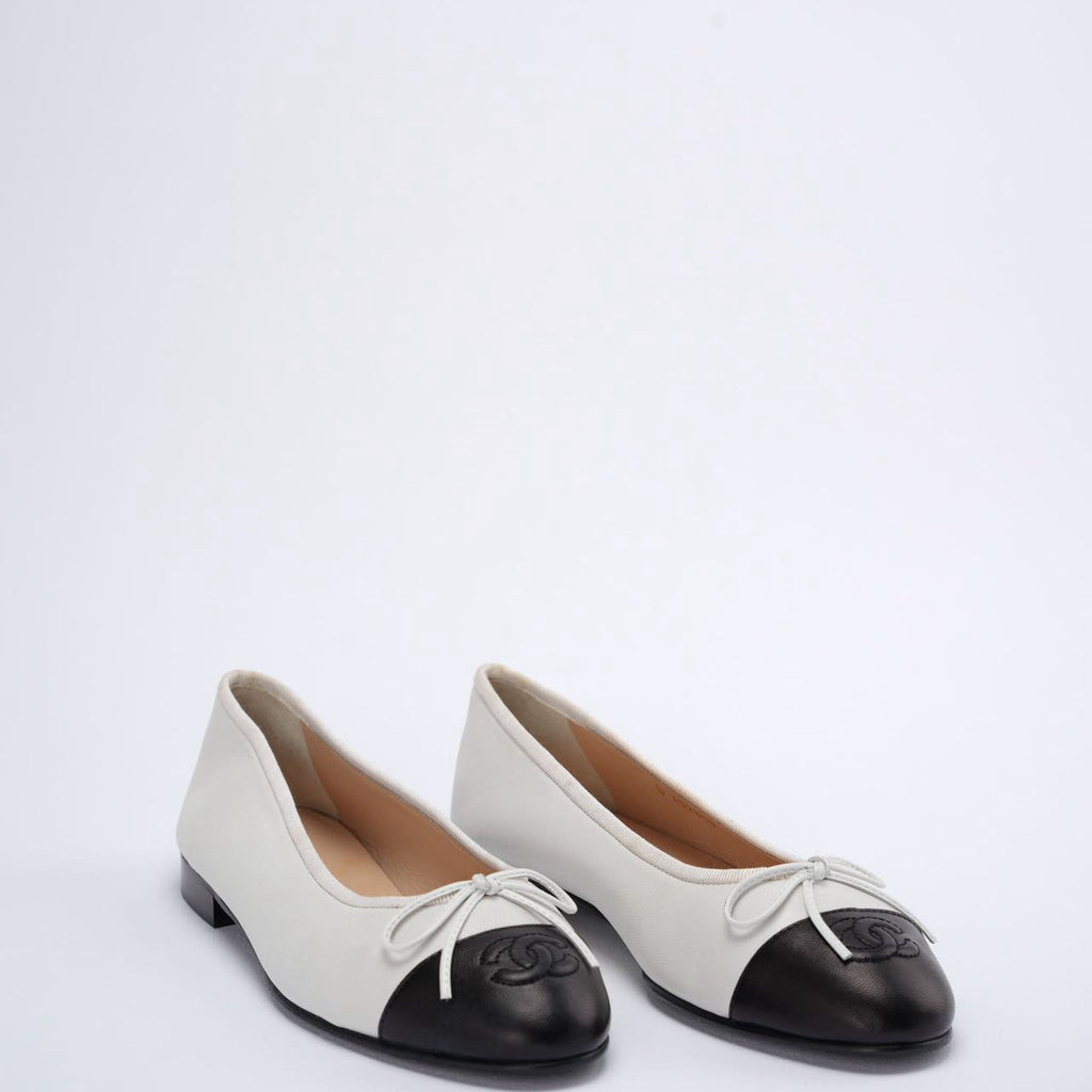 Chanel White Black Ballerinas Ballet Flats 38.5