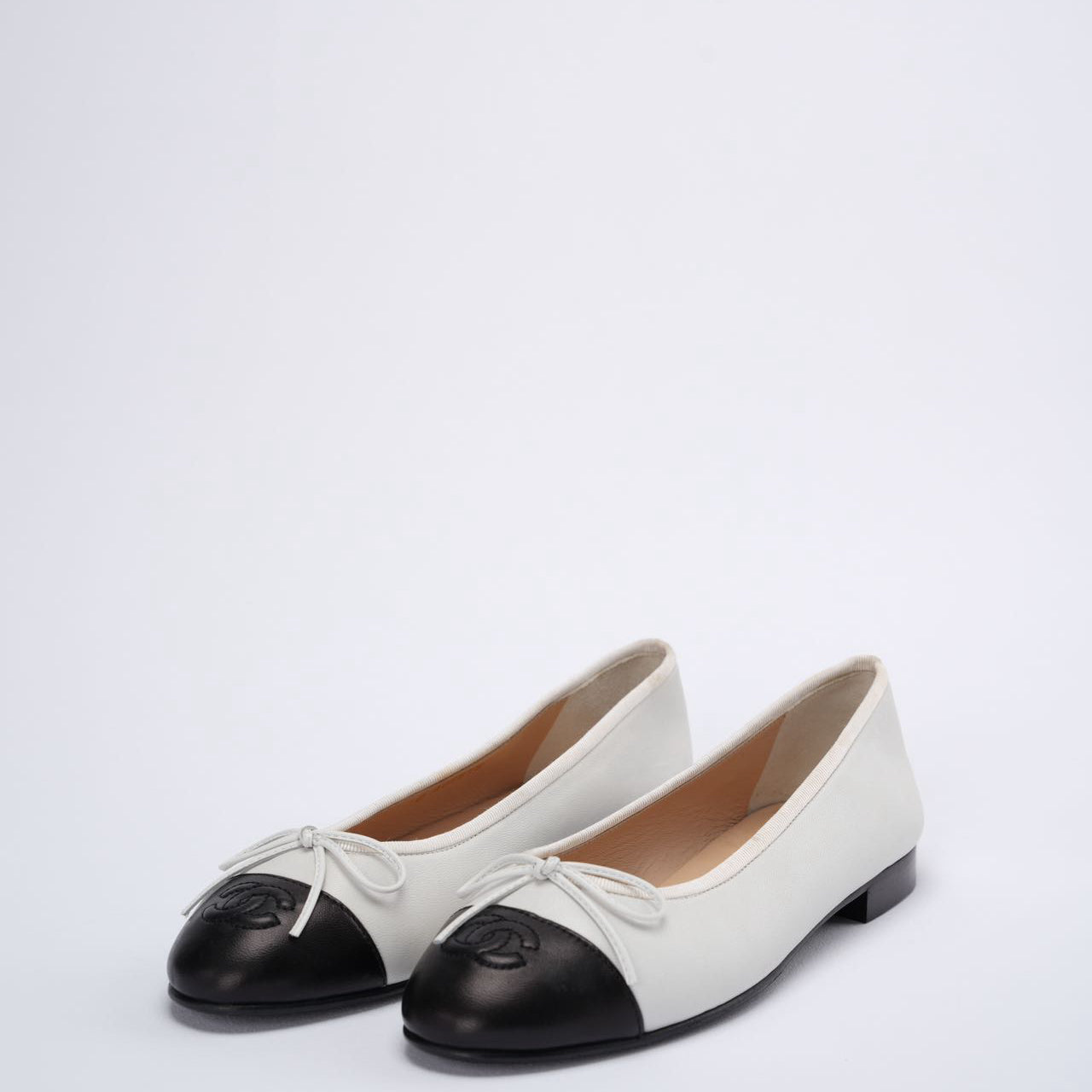 Chanel White Black Ballerinas Ballet Flats 38.5