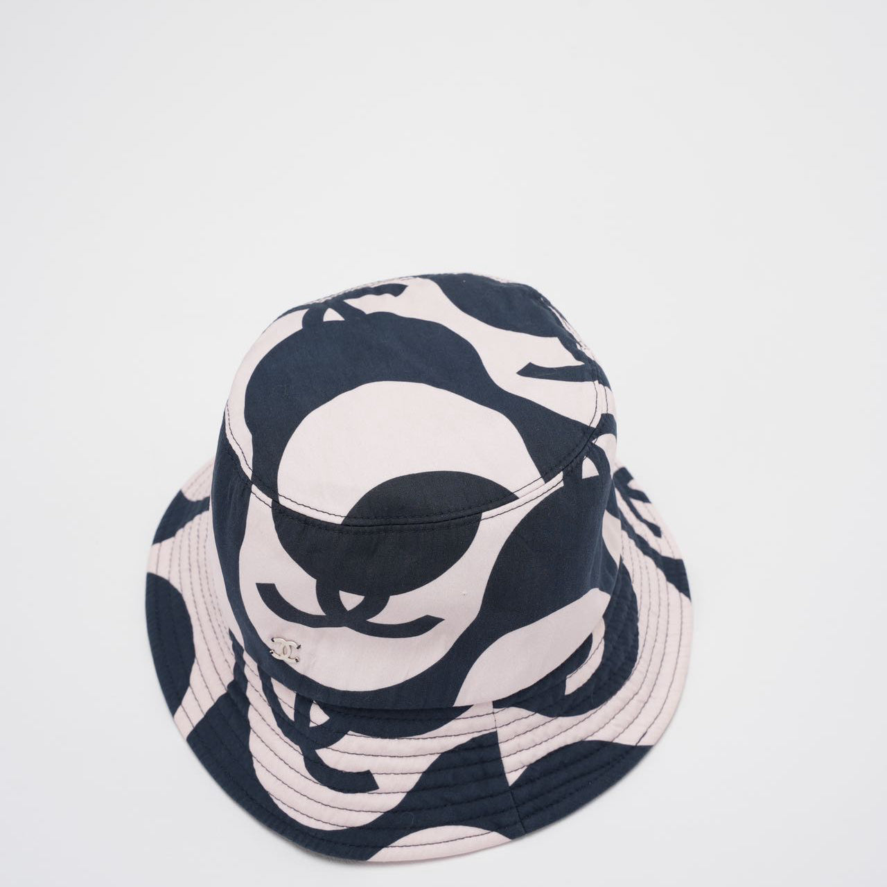 Chanel CC Bucket Hat in Navy and Ivory Cotton – Size S