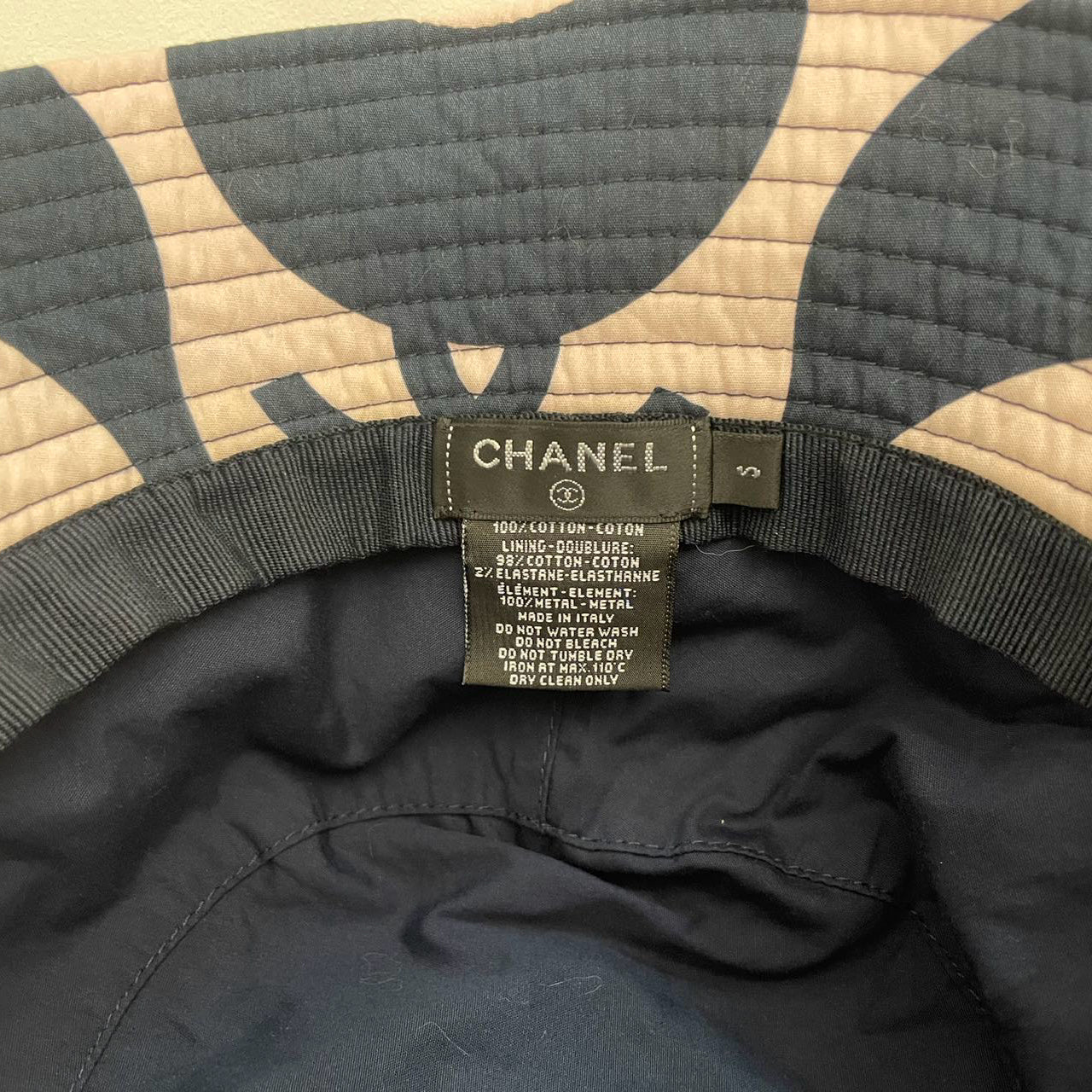 Chanel CC Bucket Hat in Navy and Ivory Cotton – Size S