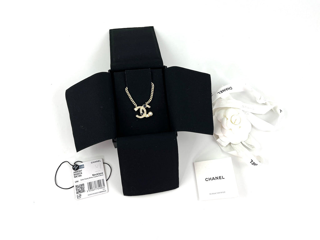 New CHANEL Pale Gold 2022 Crystal Faux Pearl Pendant Necklace