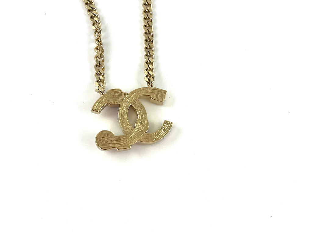 New CHANEL Pale Gold 2022 Crystal Faux Pearl Pendant Necklace