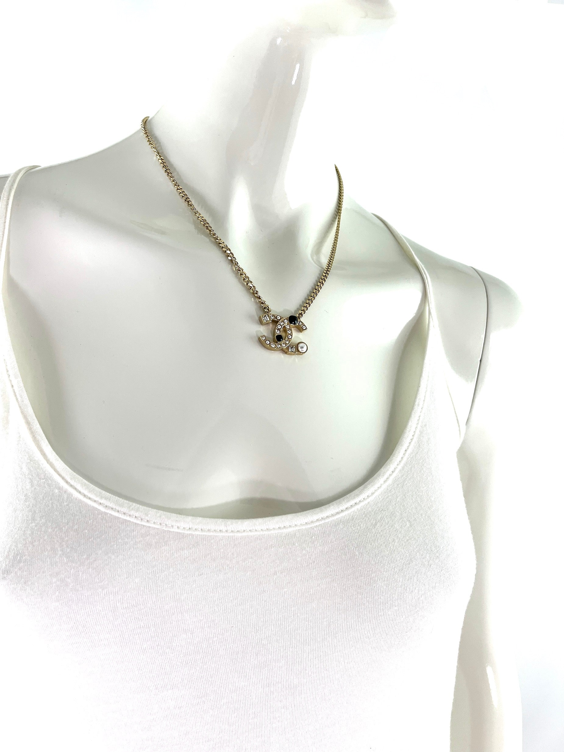 New CHANEL Pale Gold 2022 Crystal Faux Pearl Pendant Necklace