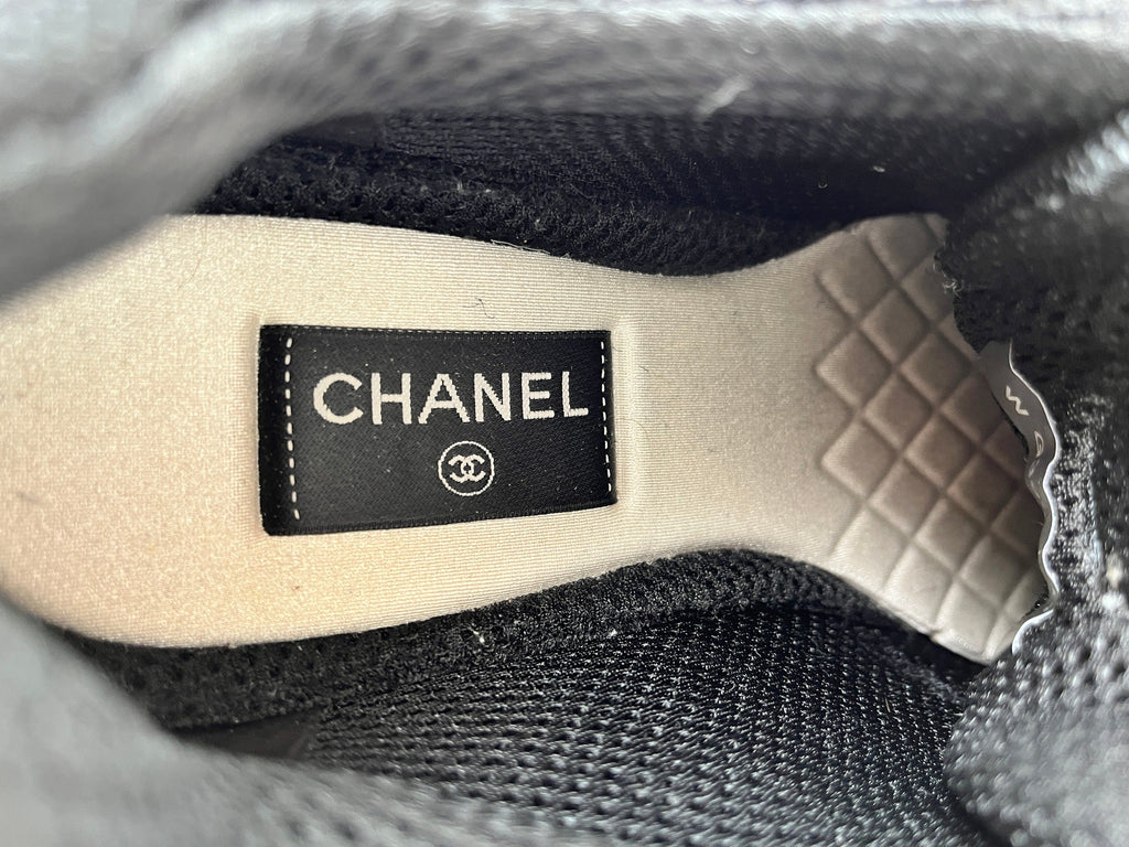 CHANEL 2023 Logo CC White Beige Black Sneakers 41 10