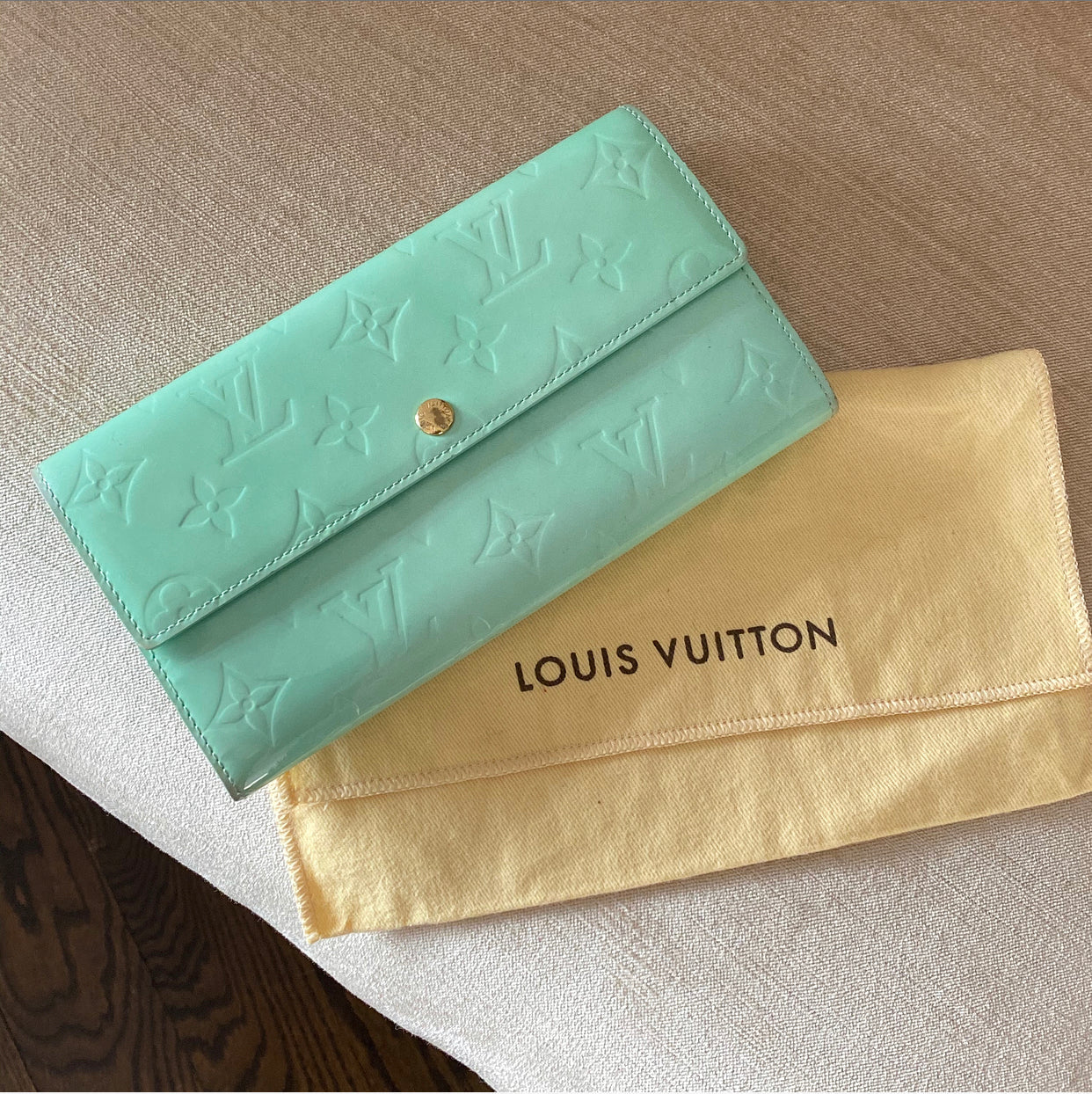 Louis Vuitton Mint Green Vernis Sarah Wallet