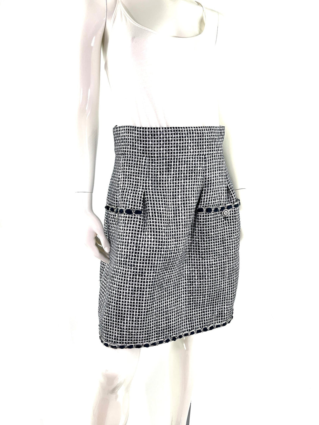 New CHANEL 16P Black White A Line Knee Length Skirt 42 6