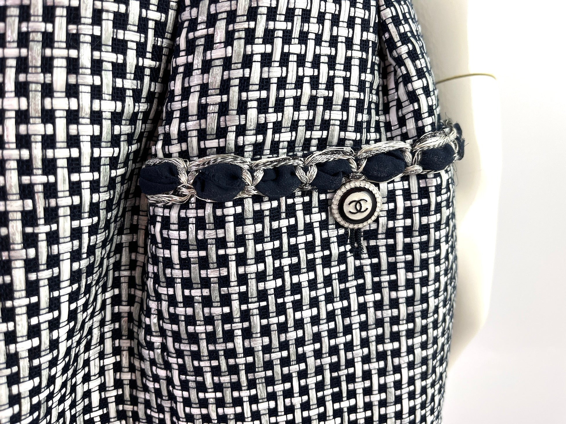 New CHANEL 16P Black White A Line Knee Length Skirt 42 6