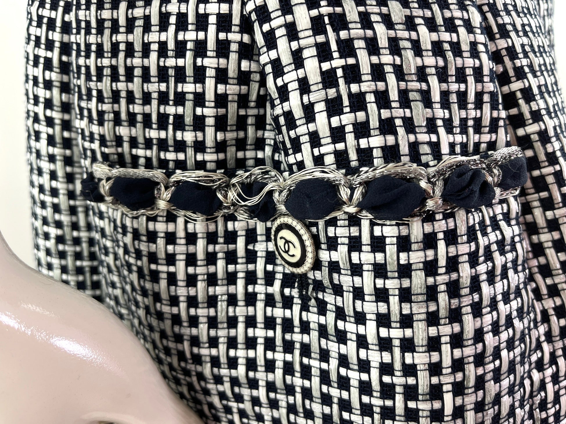 New CHANEL 16P Black White A Line Knee Length Skirt 42 6