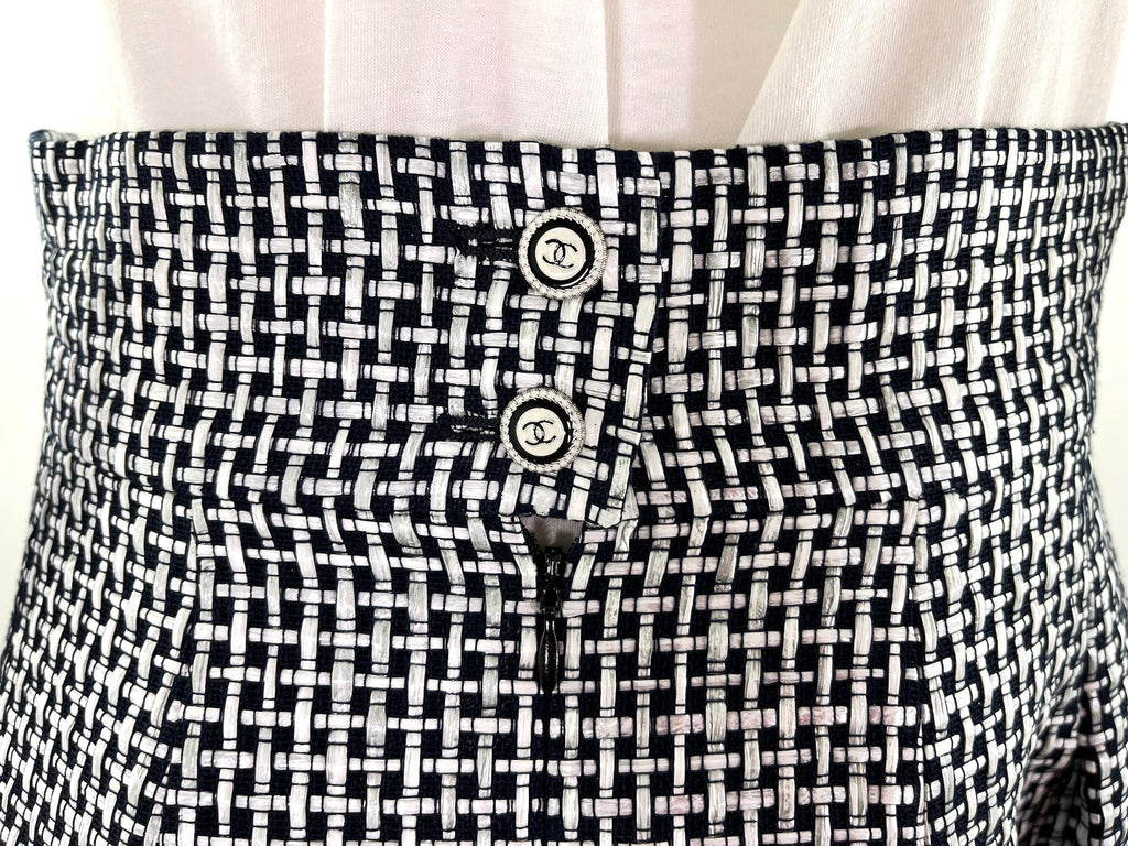 New CHANEL 16P Black White A Line Knee Length Skirt 42 6
