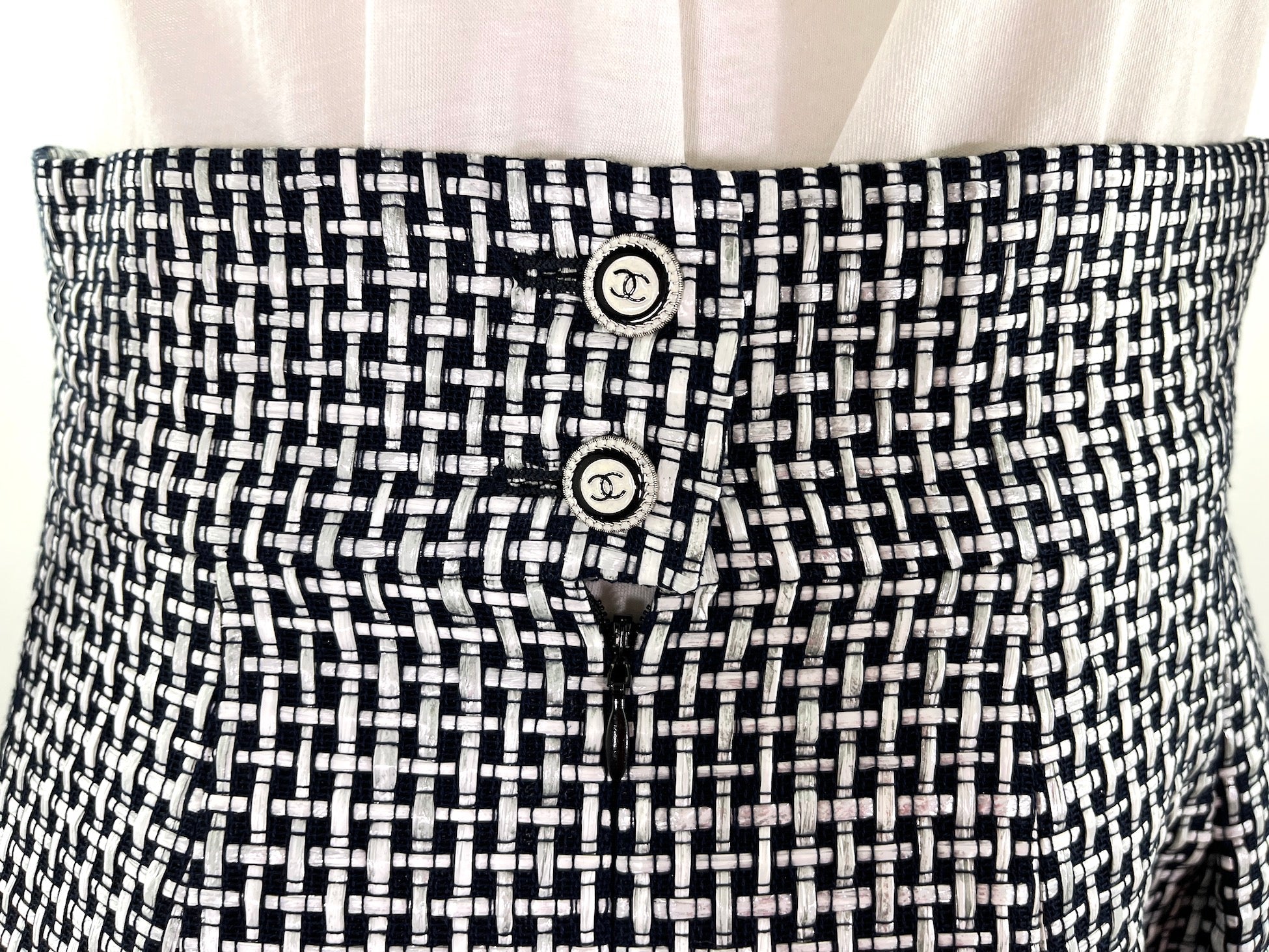 New CHANEL 16P Black White A Line Knee Length Skirt 42 6