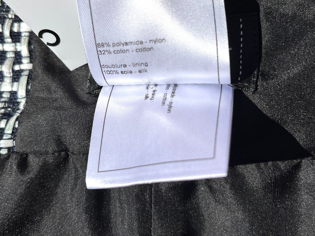 New CHANEL 16P Black White A Line Knee Length Skirt 42 6