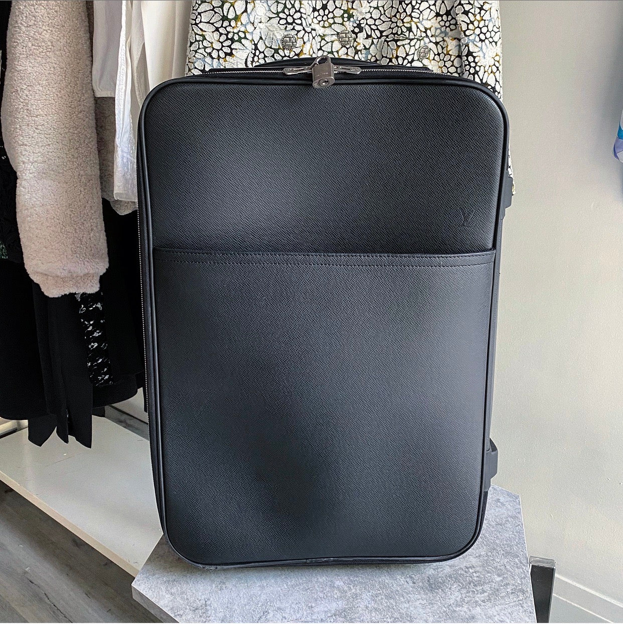 Louis Vuitton Black Taiga Leather Pegase 55 Rolling Travel Luggage