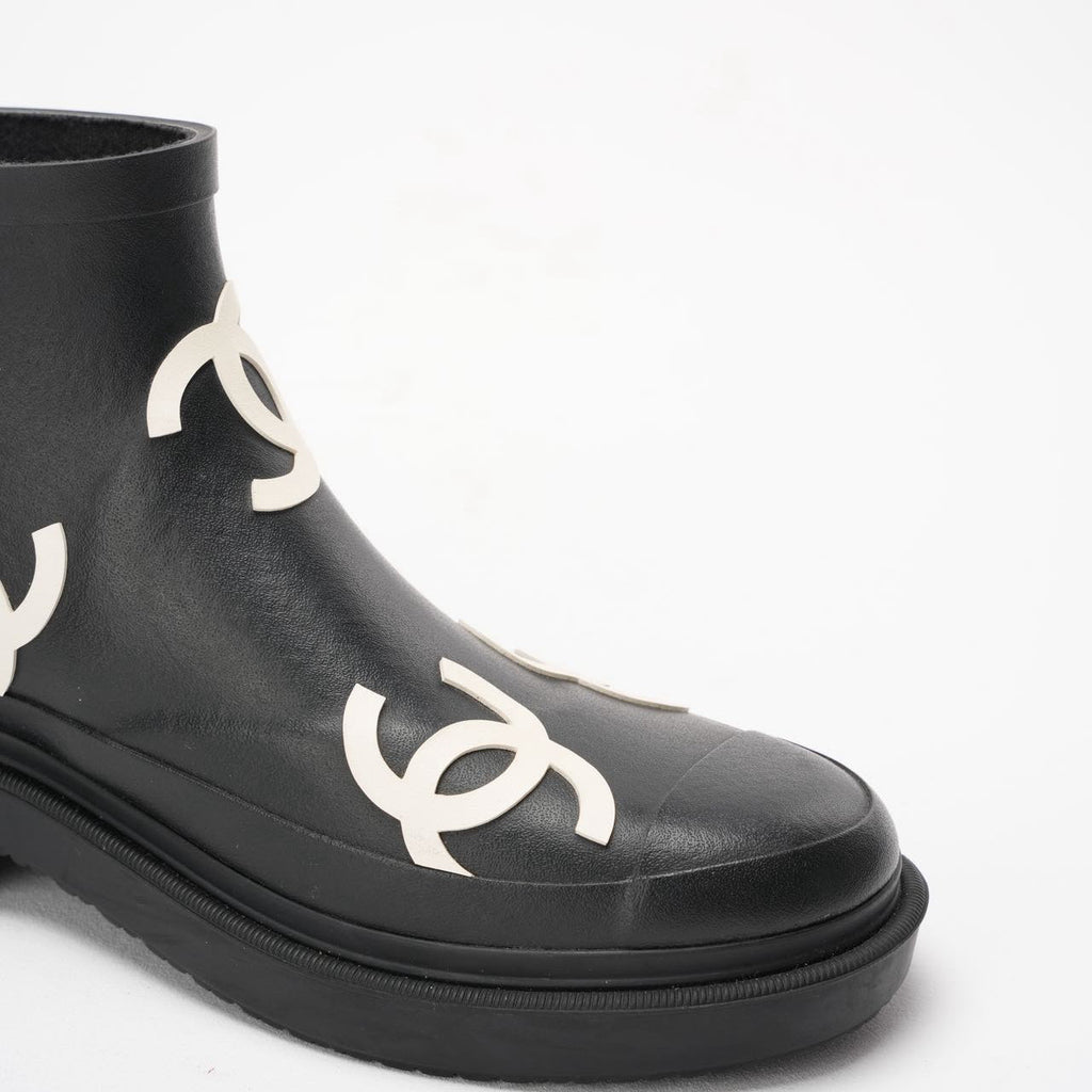 Chanel Black / White CC Caoutchouc Rain Boots Rubber 39