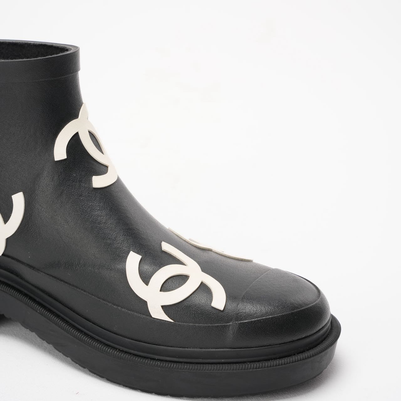 Chanel Black / White CC Caoutchouc Rain Boots Rubber 39