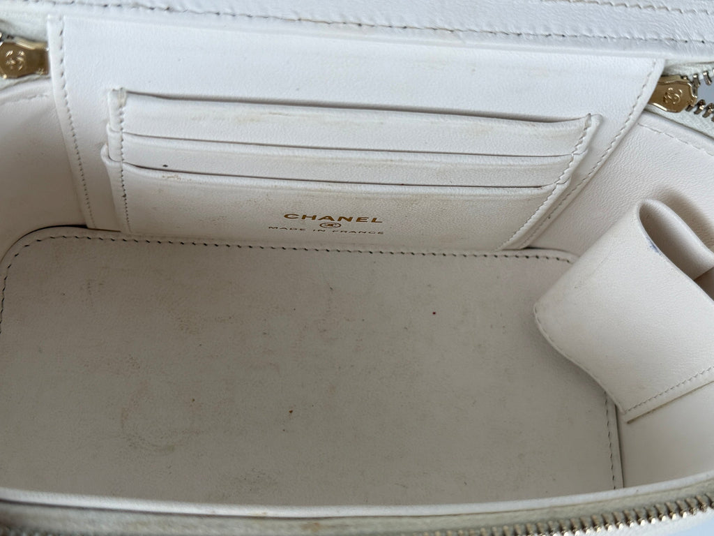 CHANEL White Sweetheart Caviar Vanity Case CC Chain Crossbody Bag