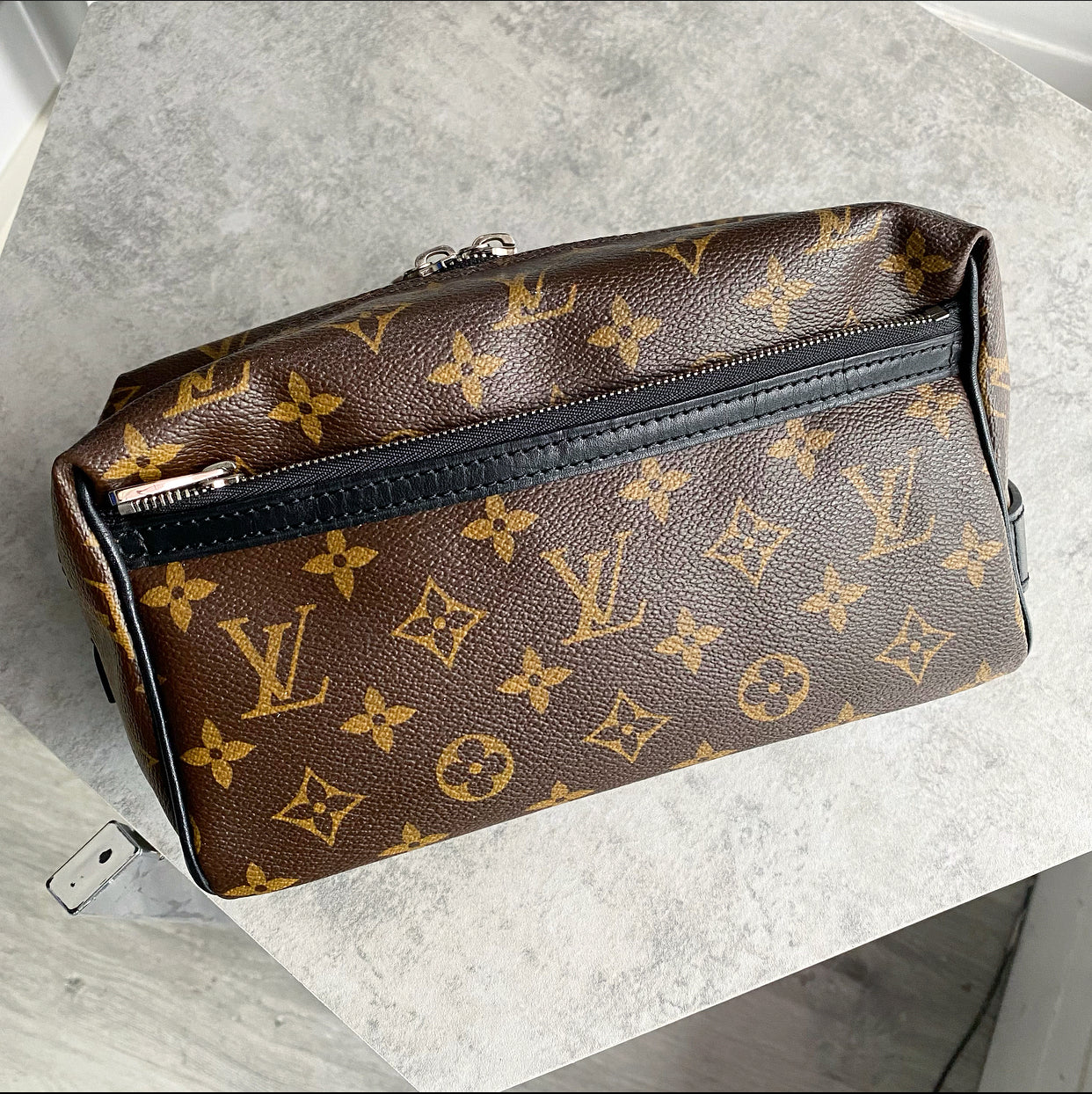 Louis Vuitton Monogram Canvas Toiletry Travel Accessoires Bag