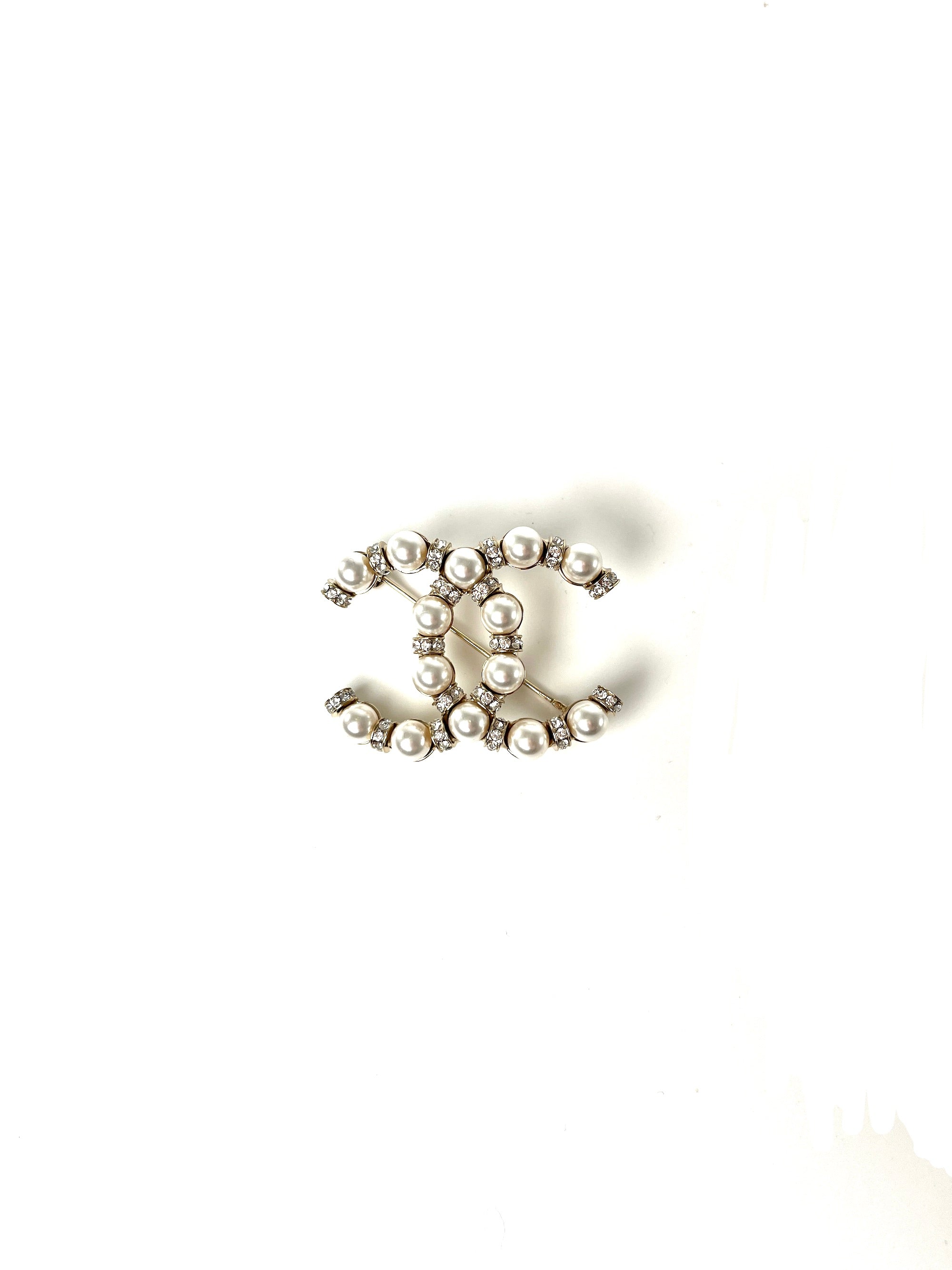 CHANEL Riviera Countess 22 Gold Faux Pearl Crystal CC Logo Brooch