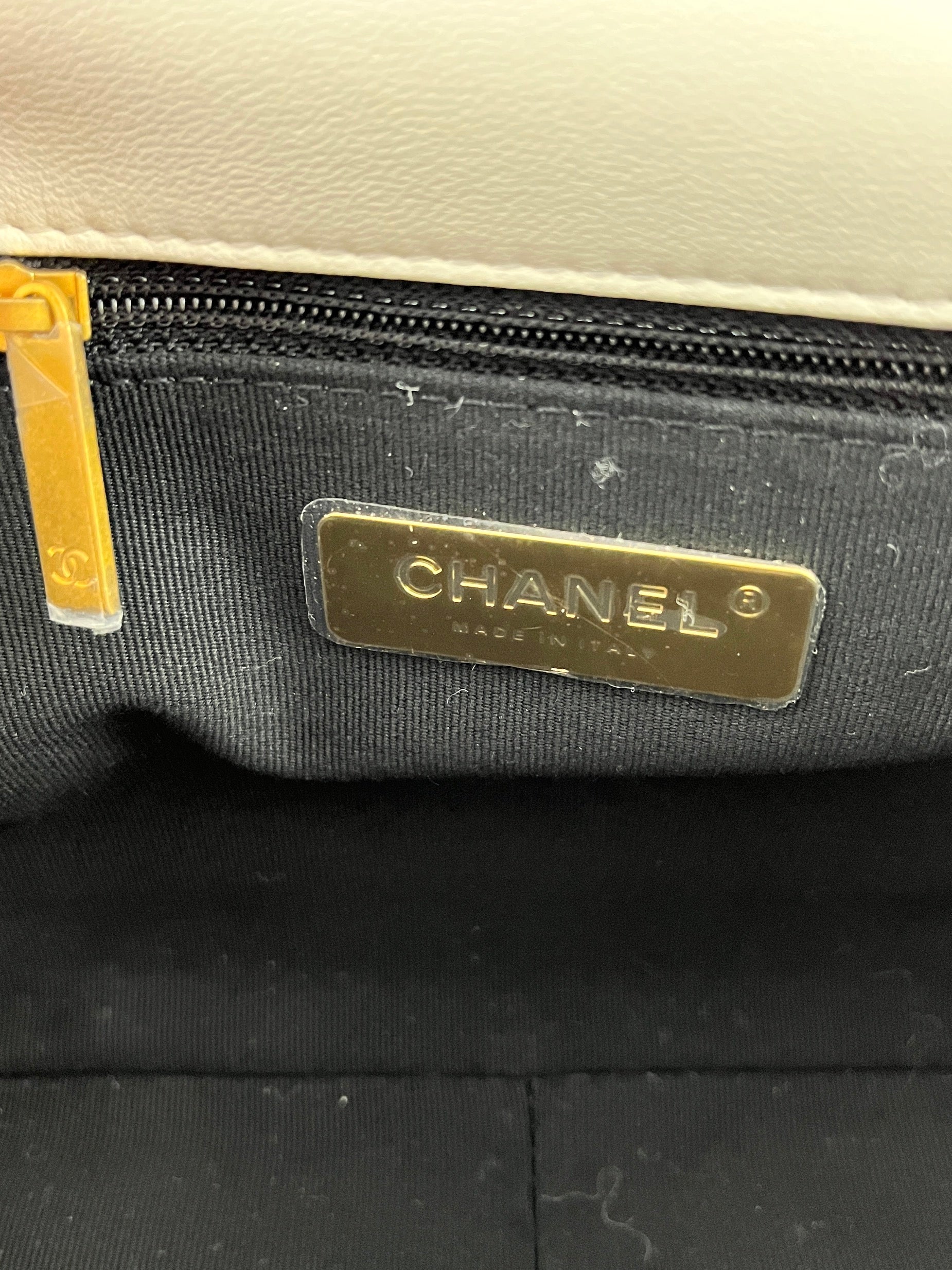 New CHANEL 19 2022 White Flap Bag