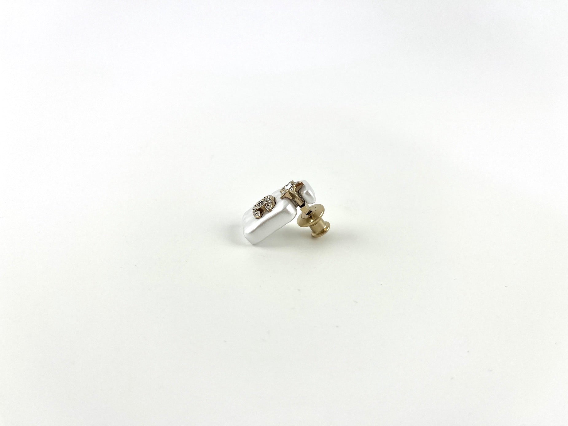 New CHANEL 2023 Perfume Bottle Crystal Pin
